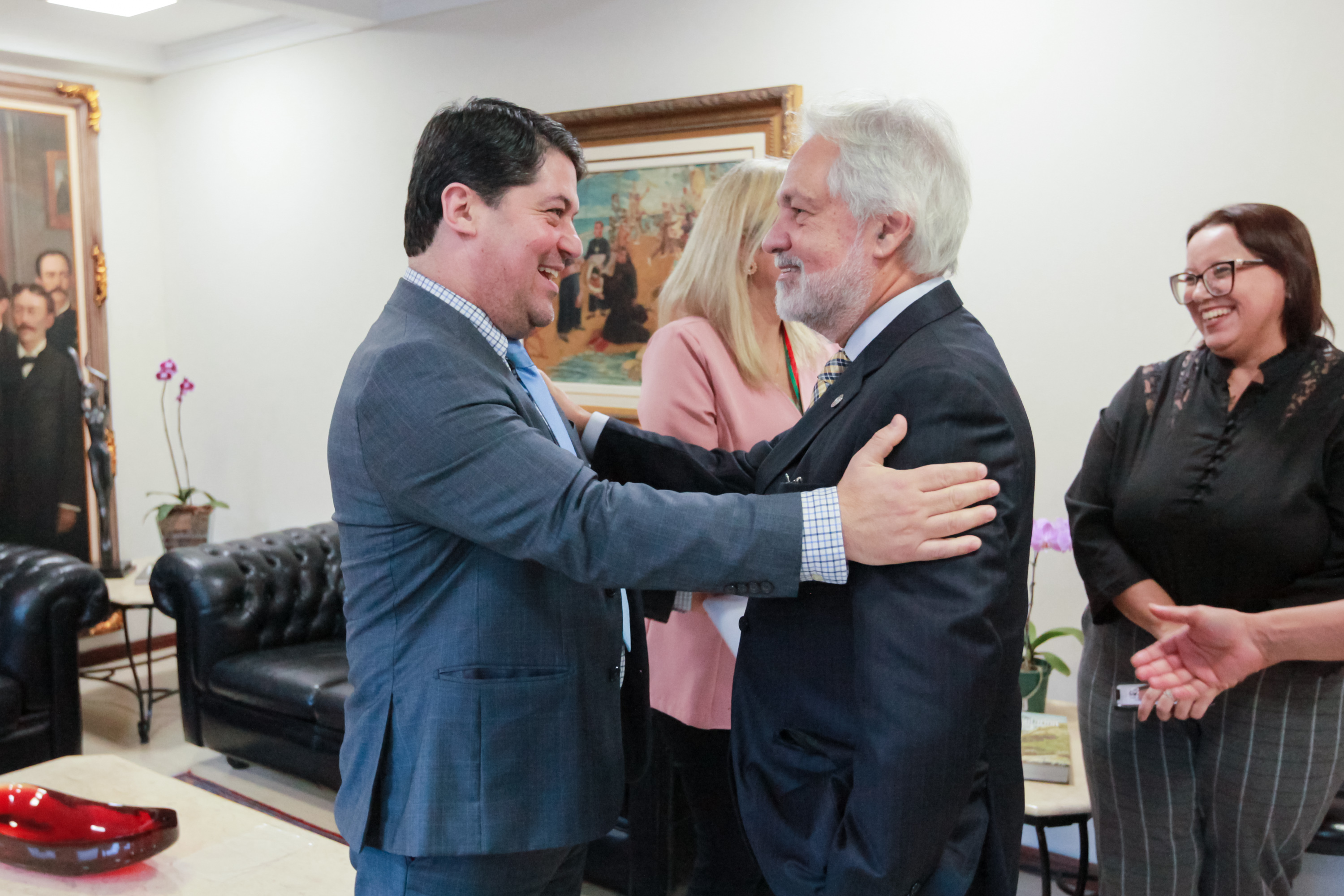 Deputado Emerson Stein entrega homenagem ao Desembargador João Henrique Blasi