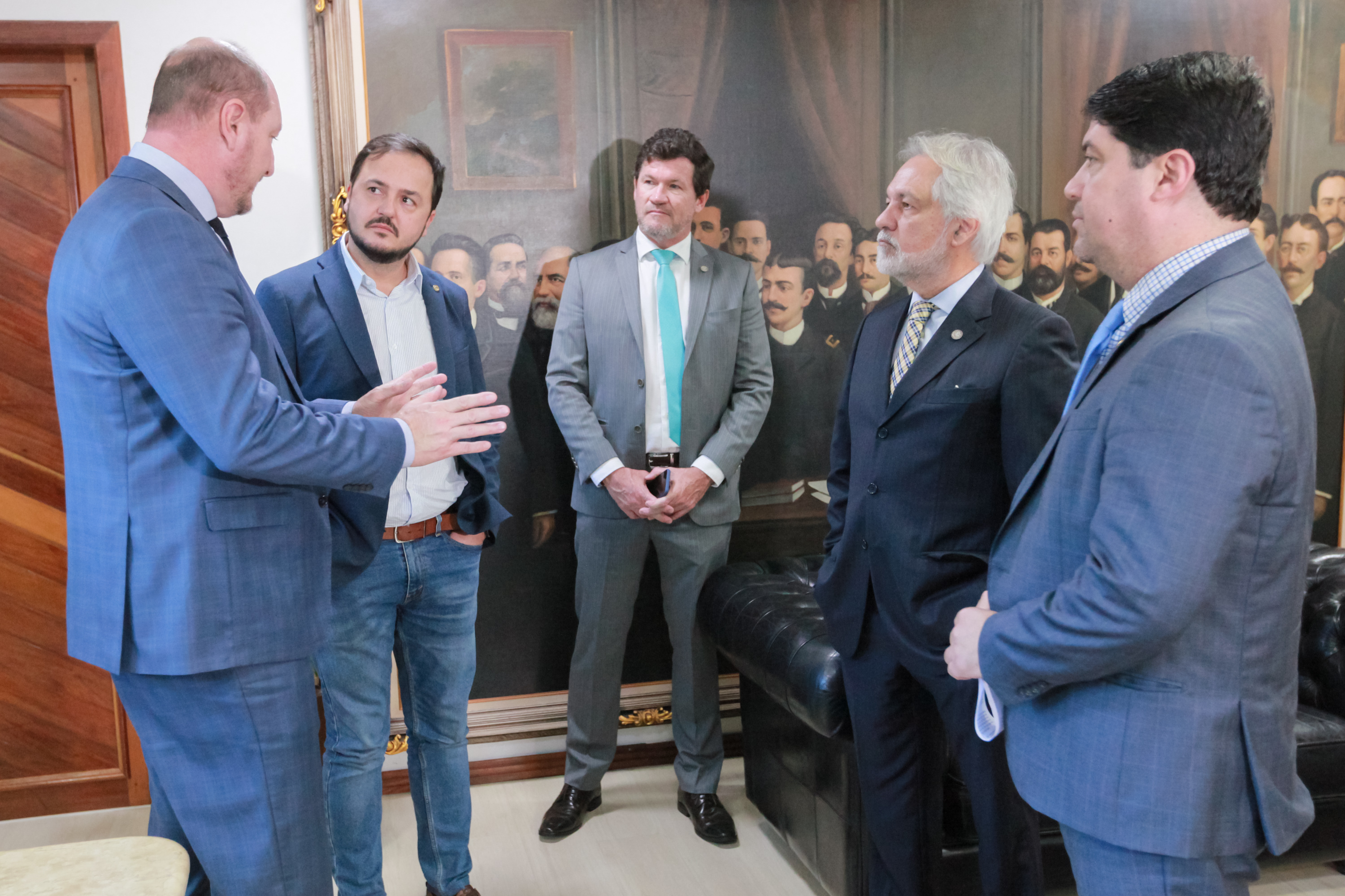 Deputado Emerson Stein entrega homenagem ao Desembargador João Henrique Blasi