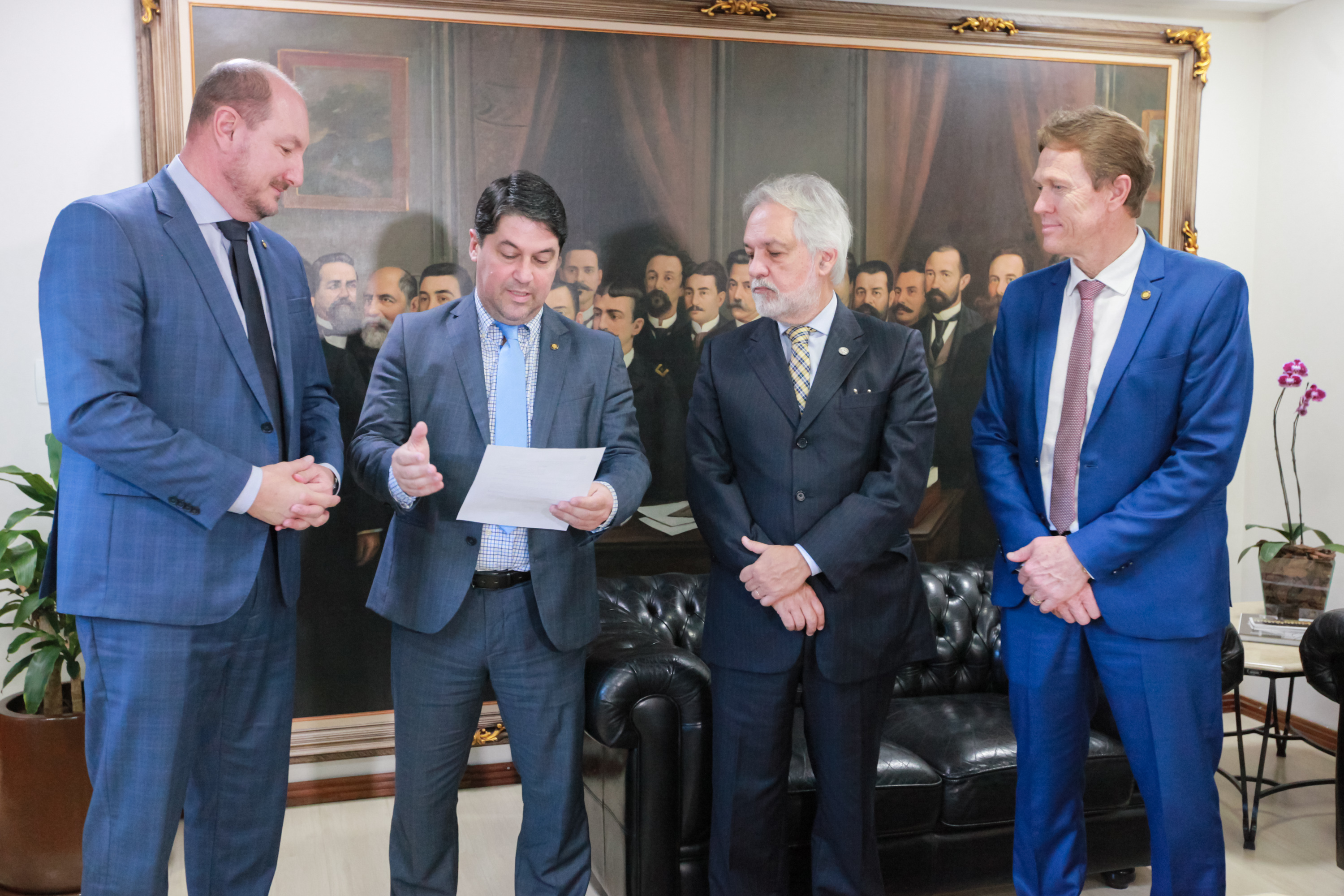 Deputado Emerson Stein entrega homenagem ao Desembargador João Henrique Blasi