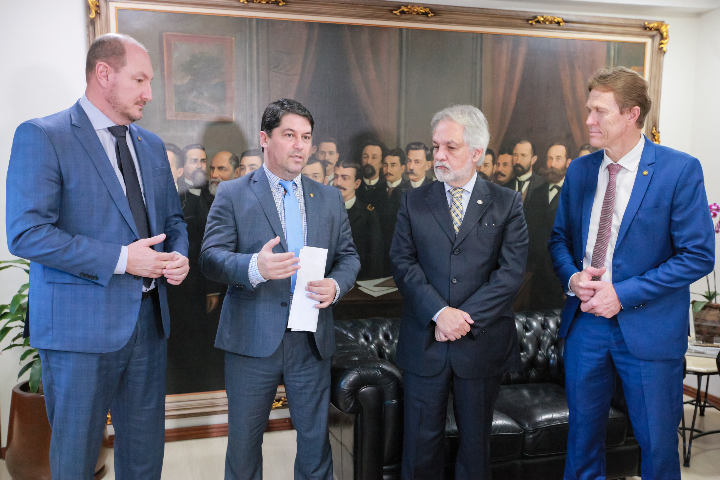 Deputado Emerson Stein entrega homenagem ao Desembargador João Henrique Blasi
