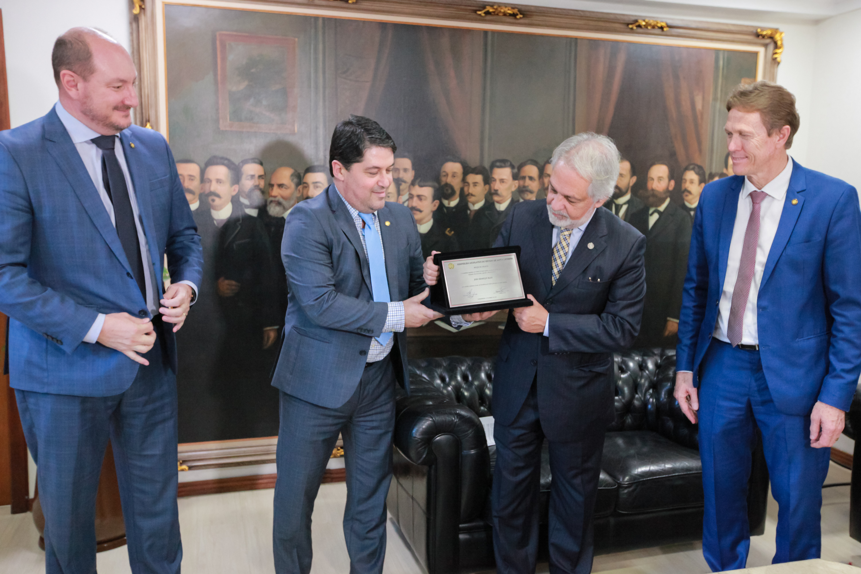 Deputado Emerson Stein entrega homenagem ao Desembargador João Henrique Blasi
