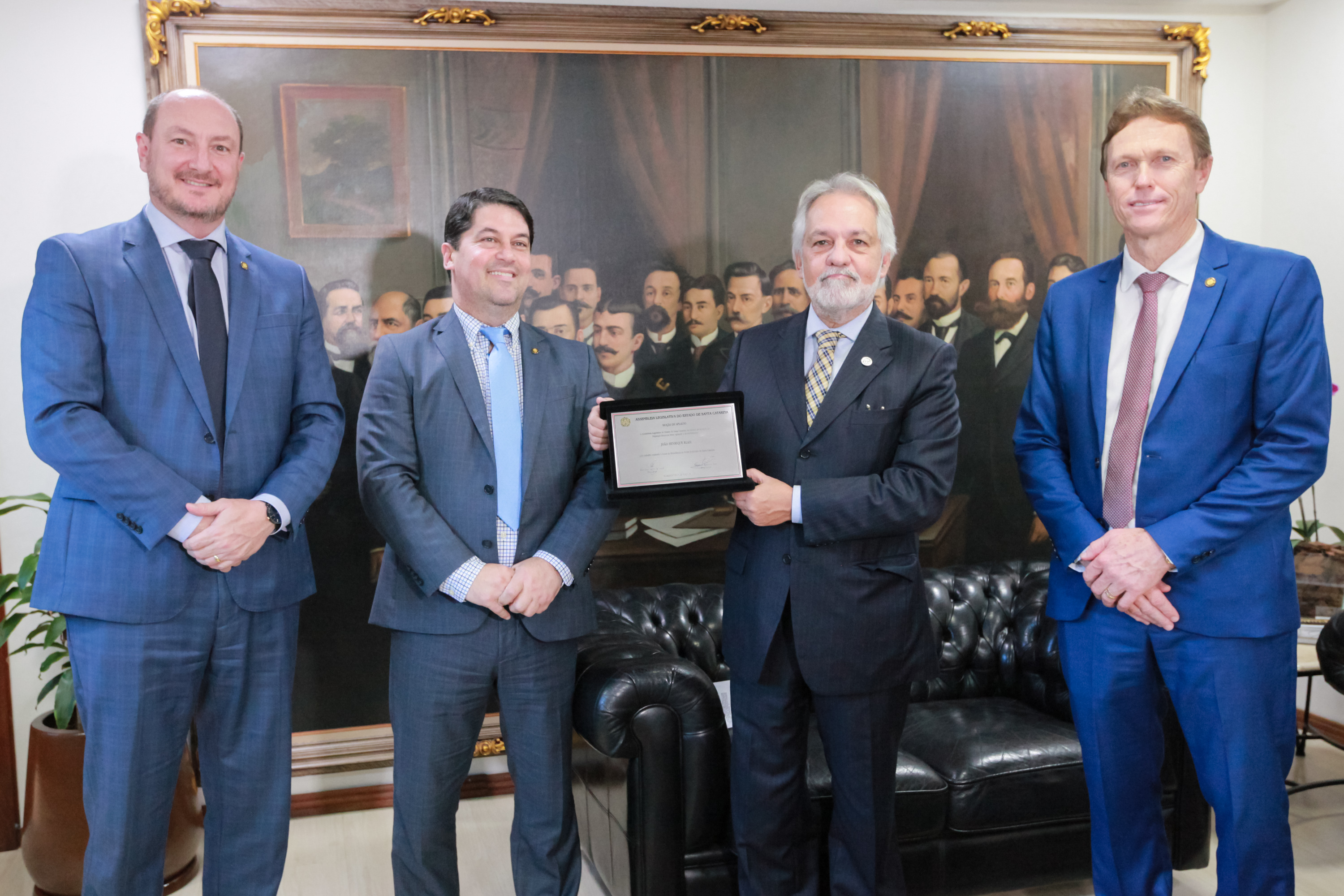 Deputado Emerson Stein entrega homenagem ao Desembargador João Henrique Blasi
