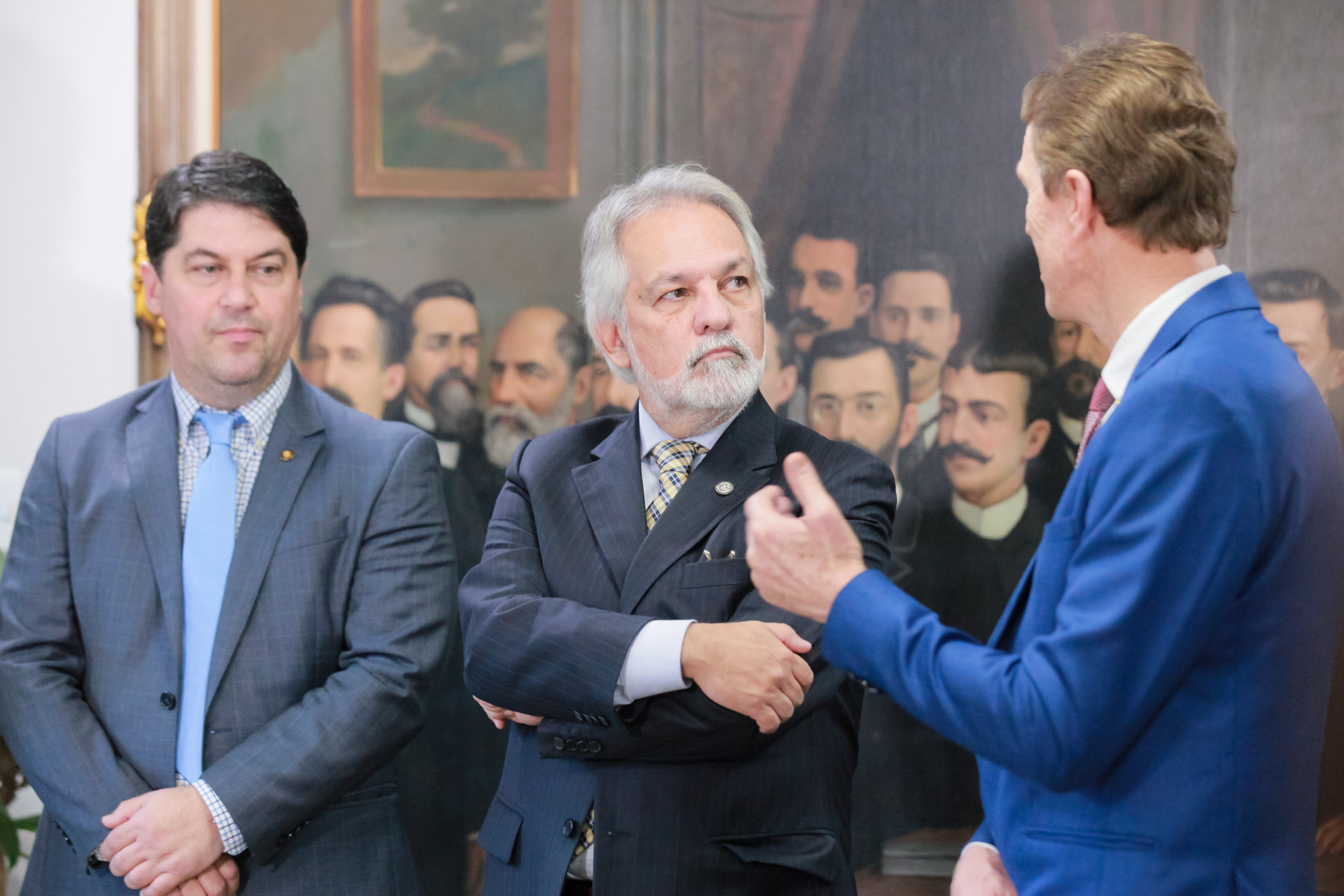 Deputado Emerson Stein entrega homenagem ao Desembargador João Henrique Blasi