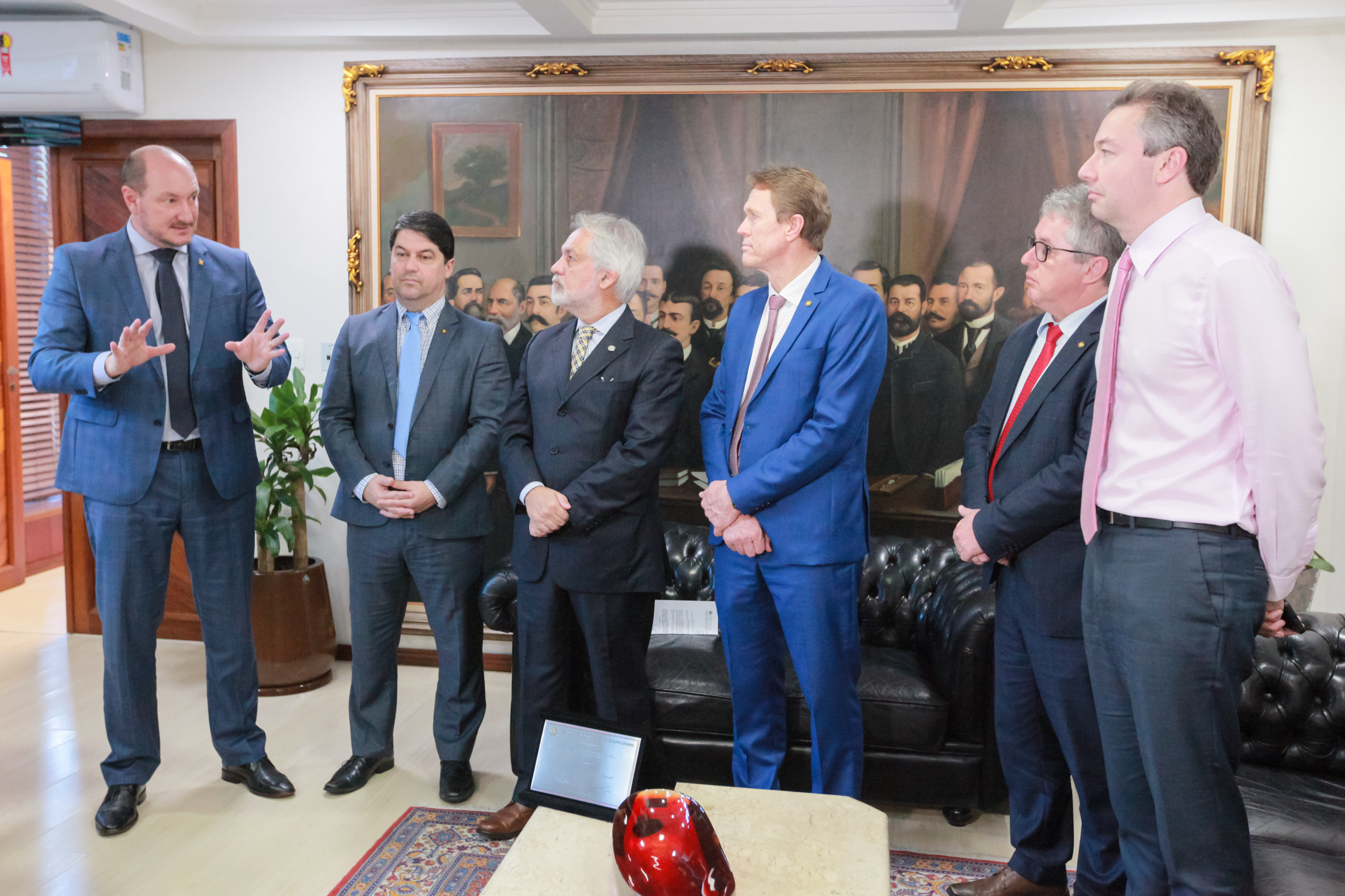 Deputado Emerson Stein entrega homenagem ao Desembargador João Henrique Blasi