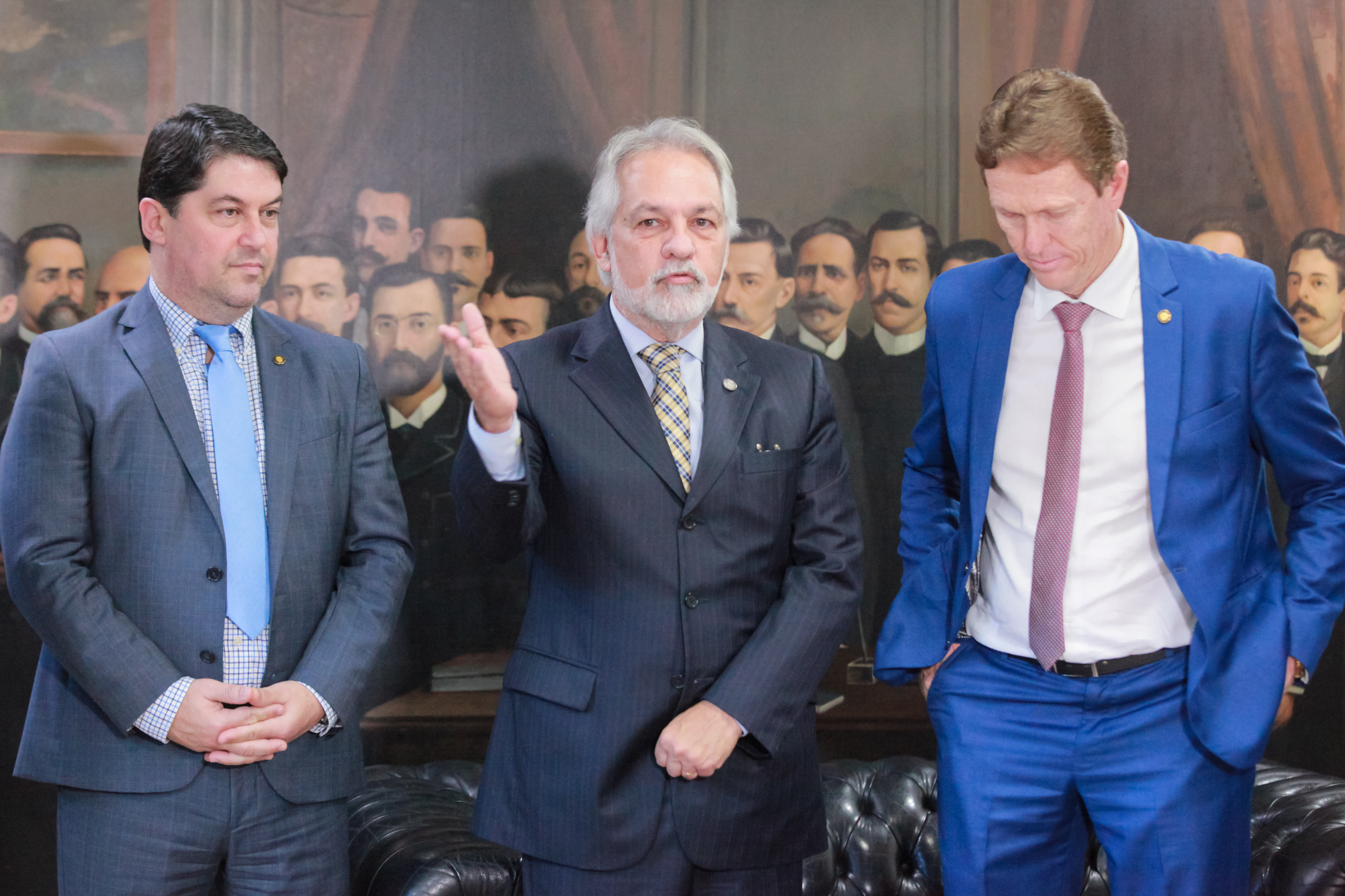 Deputado Emerson Stein entrega homenagem ao Desembargador João Henrique Blasi