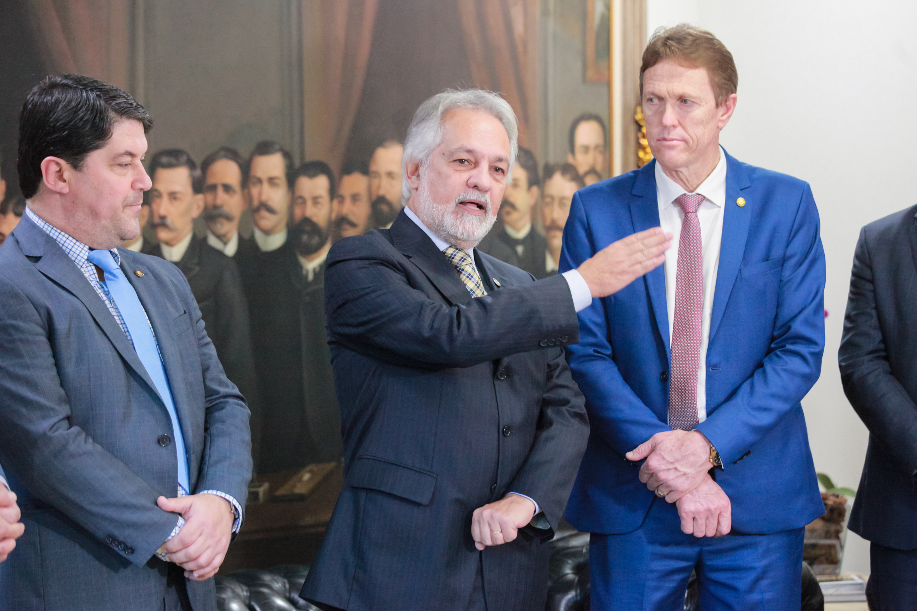 Deputado Emerson Stein entrega homenagem ao Desembargador João Henrique Blasi