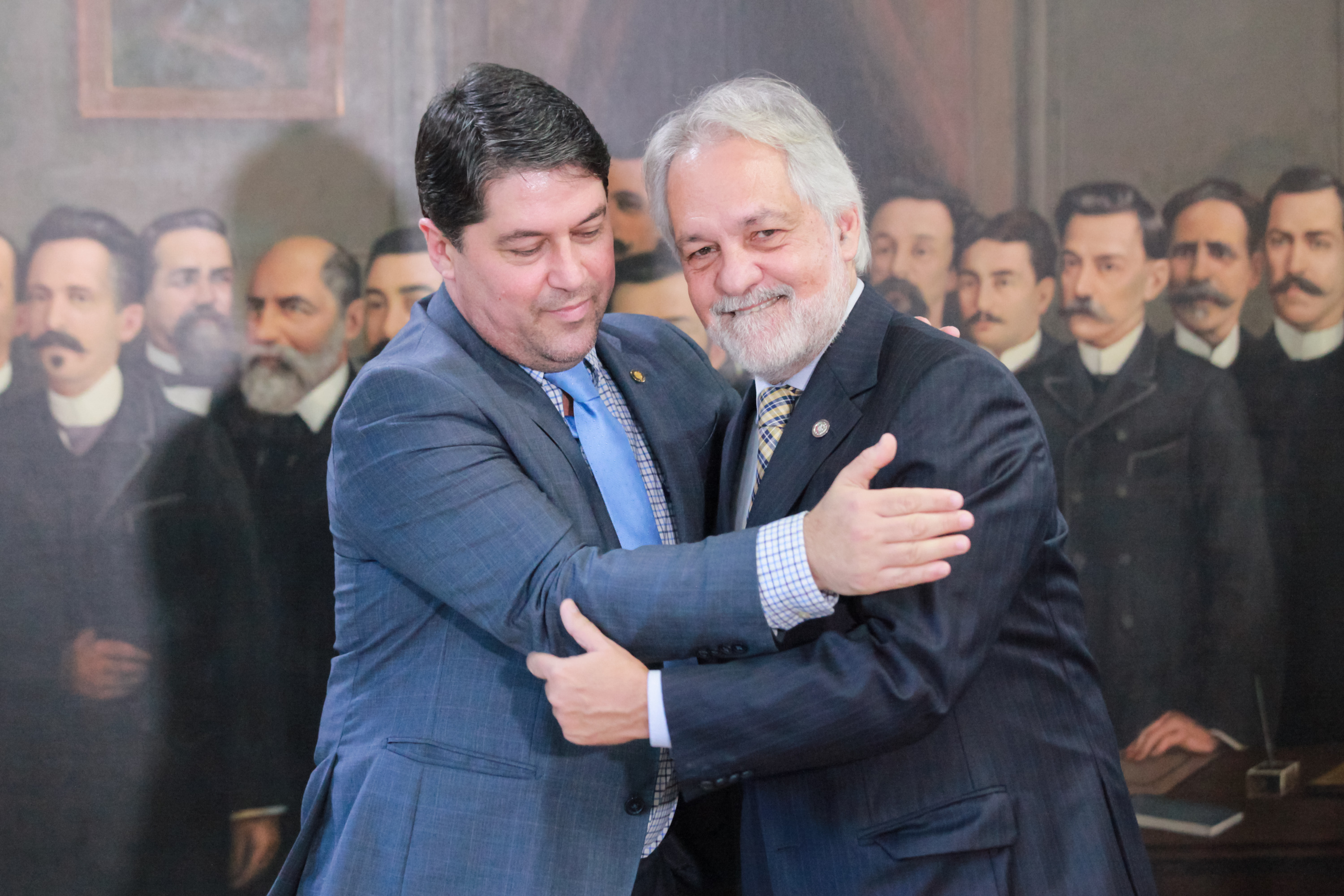 Deputado Emerson Stein entrega homenagem ao Desembargador João Henrique Blasi
