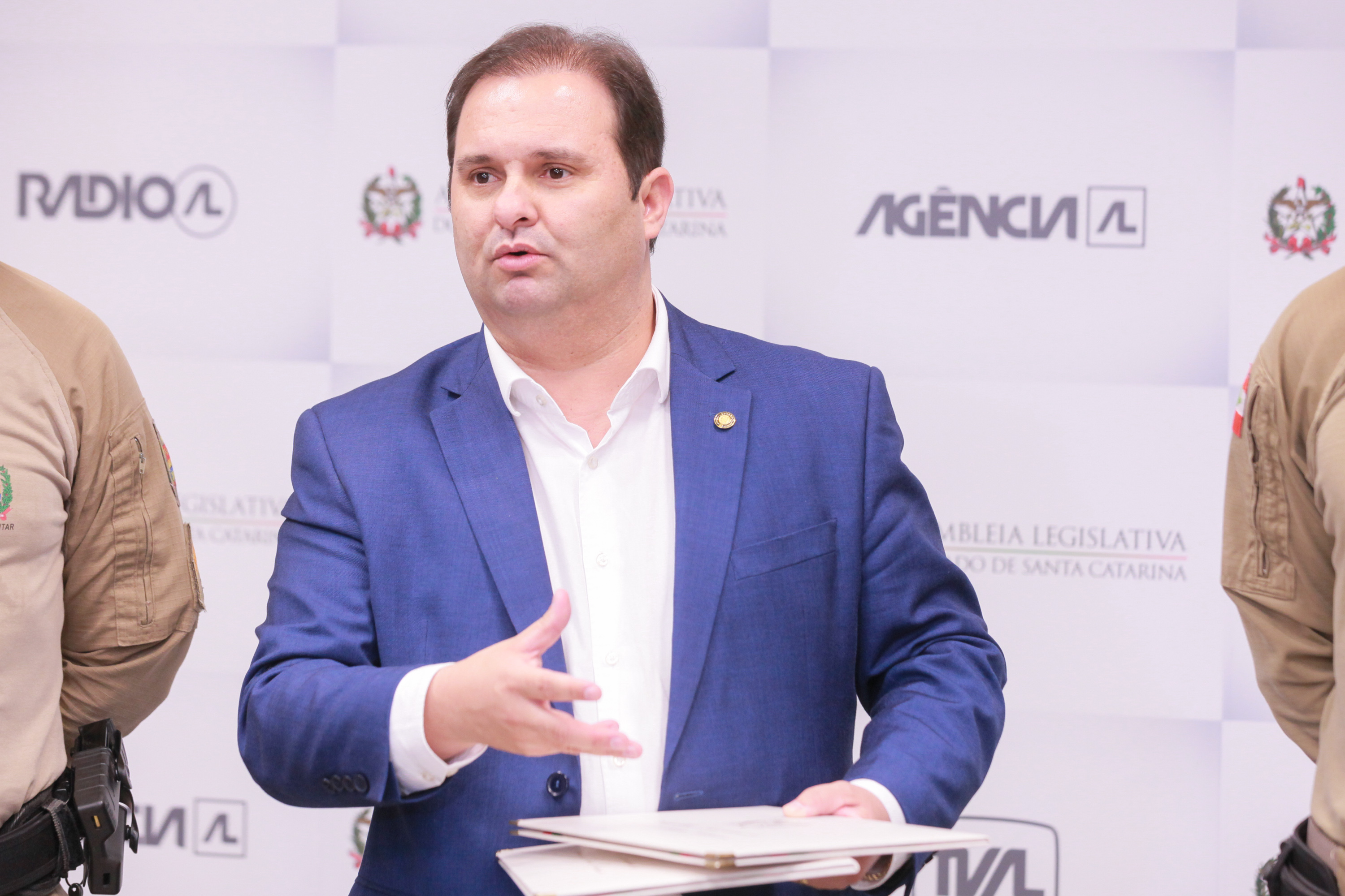 Deputado Sérgio Guimarães entrega Moção de Aplauso a policiais pelo atendimento de vítima de pitbull