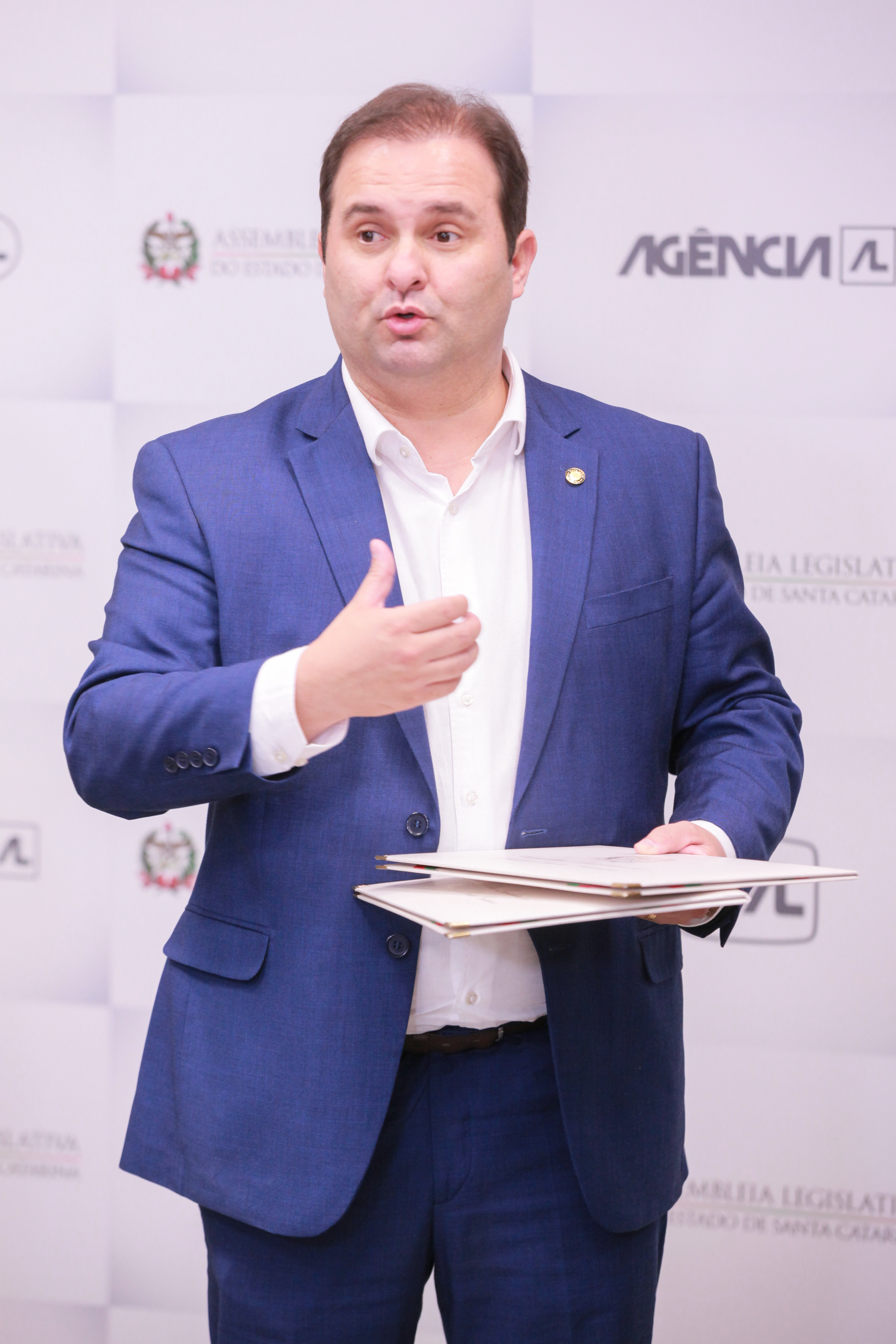 Deputado Sérgio Guimarães entrega Moção de Aplauso a policiais pelo atendimento de vítima de pitbull