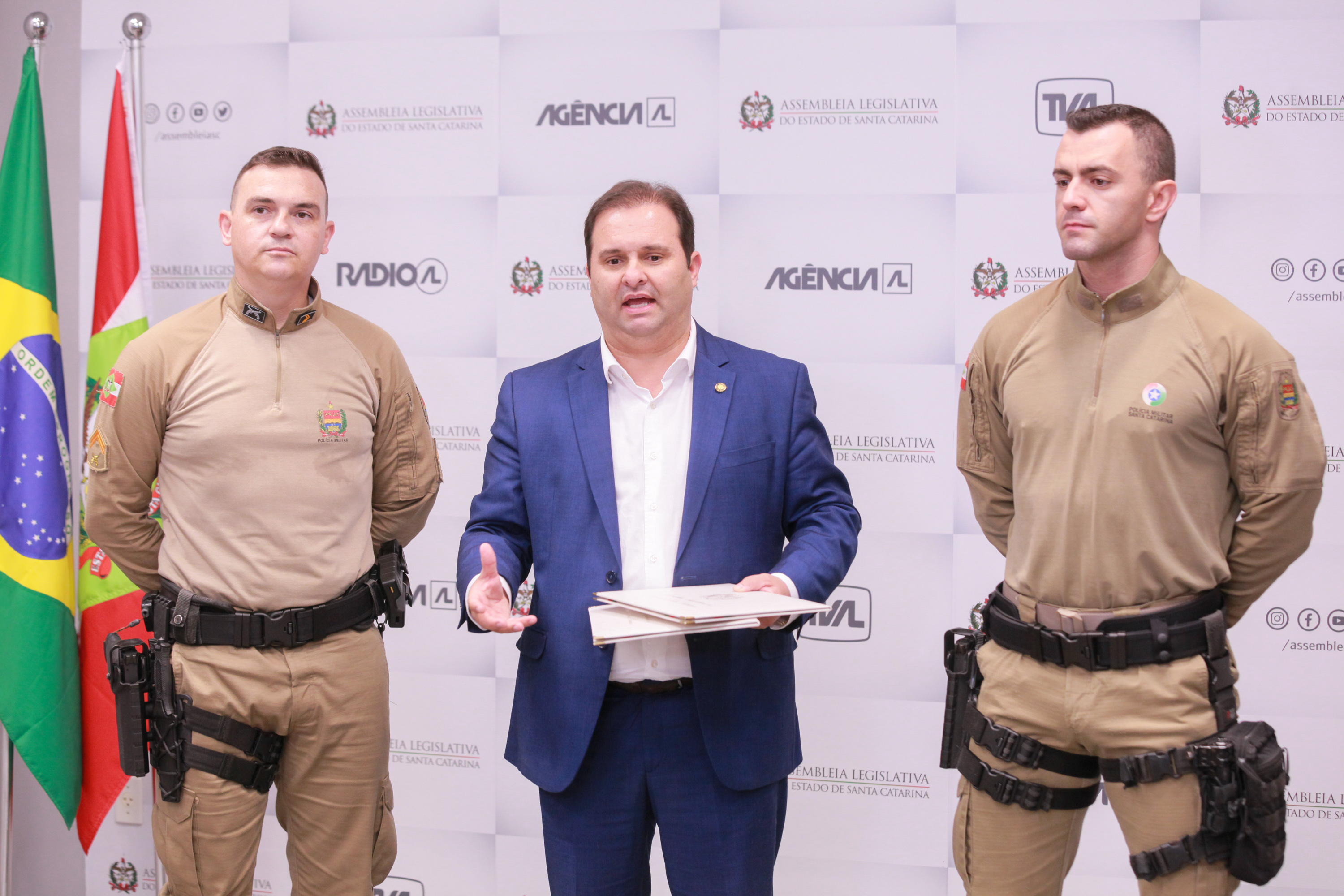 Deputado Sérgio Guimarães entrega Moção de Aplauso a policiais pelo atendimento de vítima de pitbull