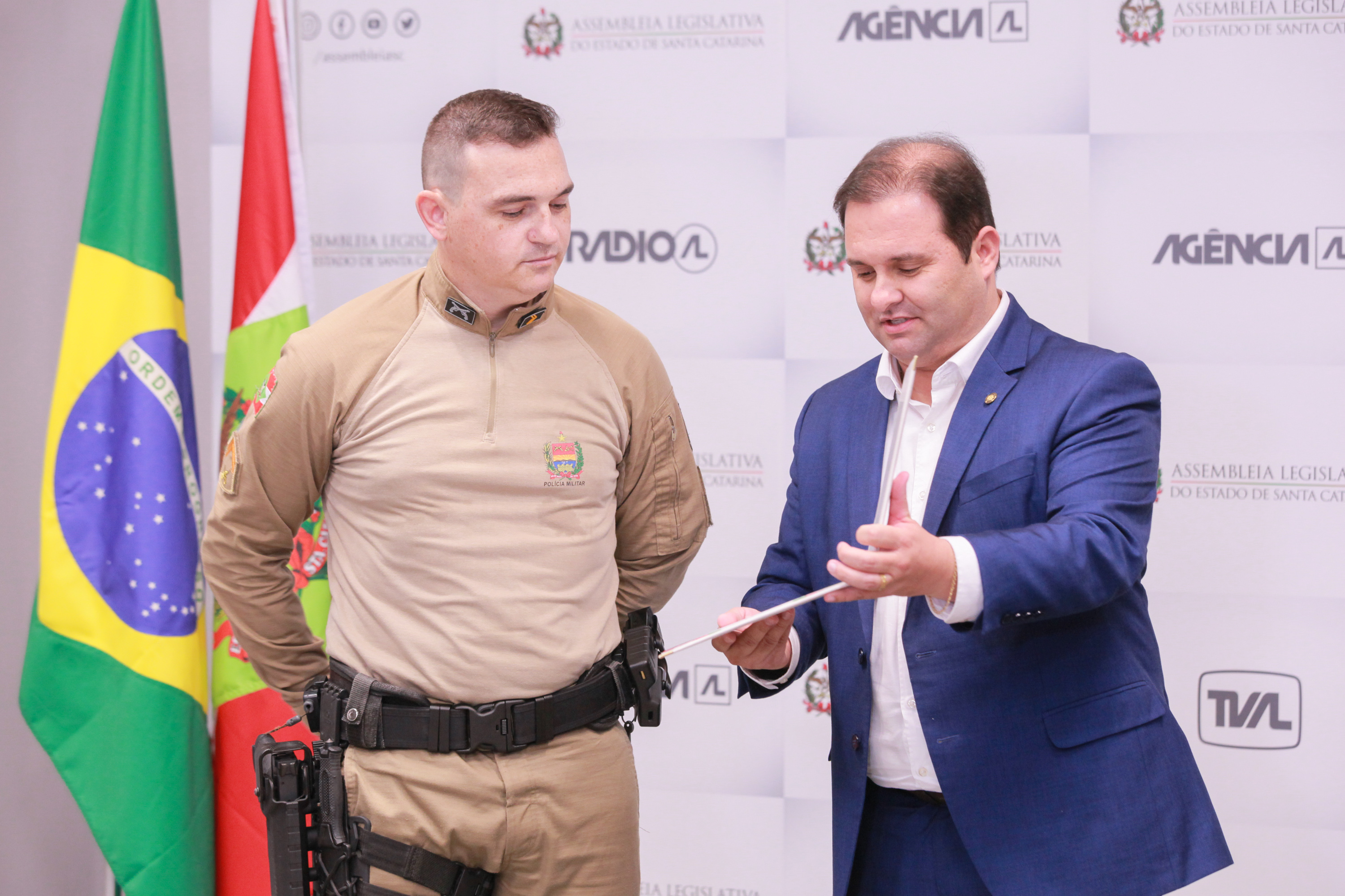 Deputado Sérgio Guimarães entrega Moção de Aplauso a policiais pelo atendimento de vítima de pitbull