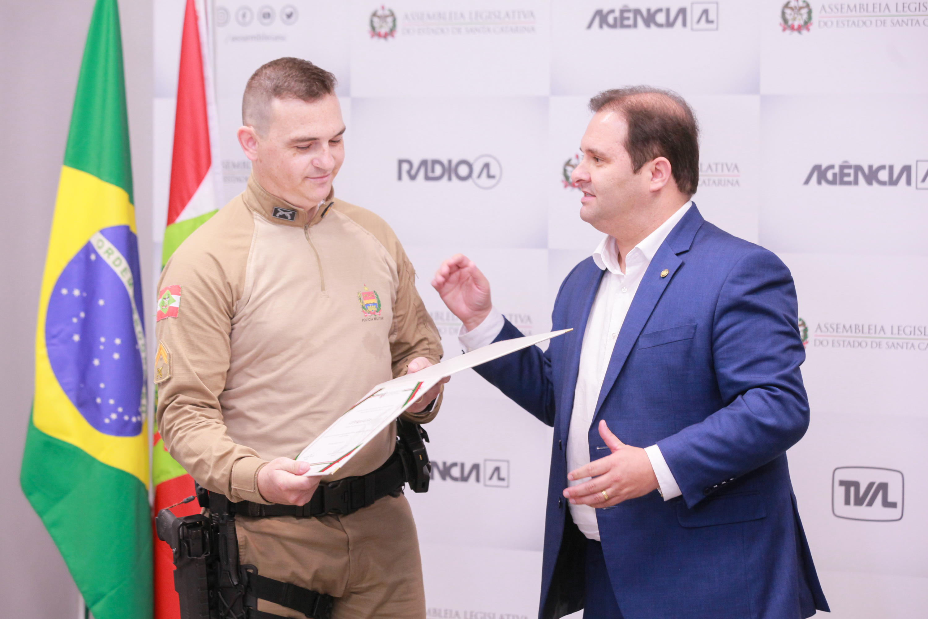 Deputado Sérgio Guimarães entrega Moção de Aplauso a policiais pelo atendimento de vítima de pitbull