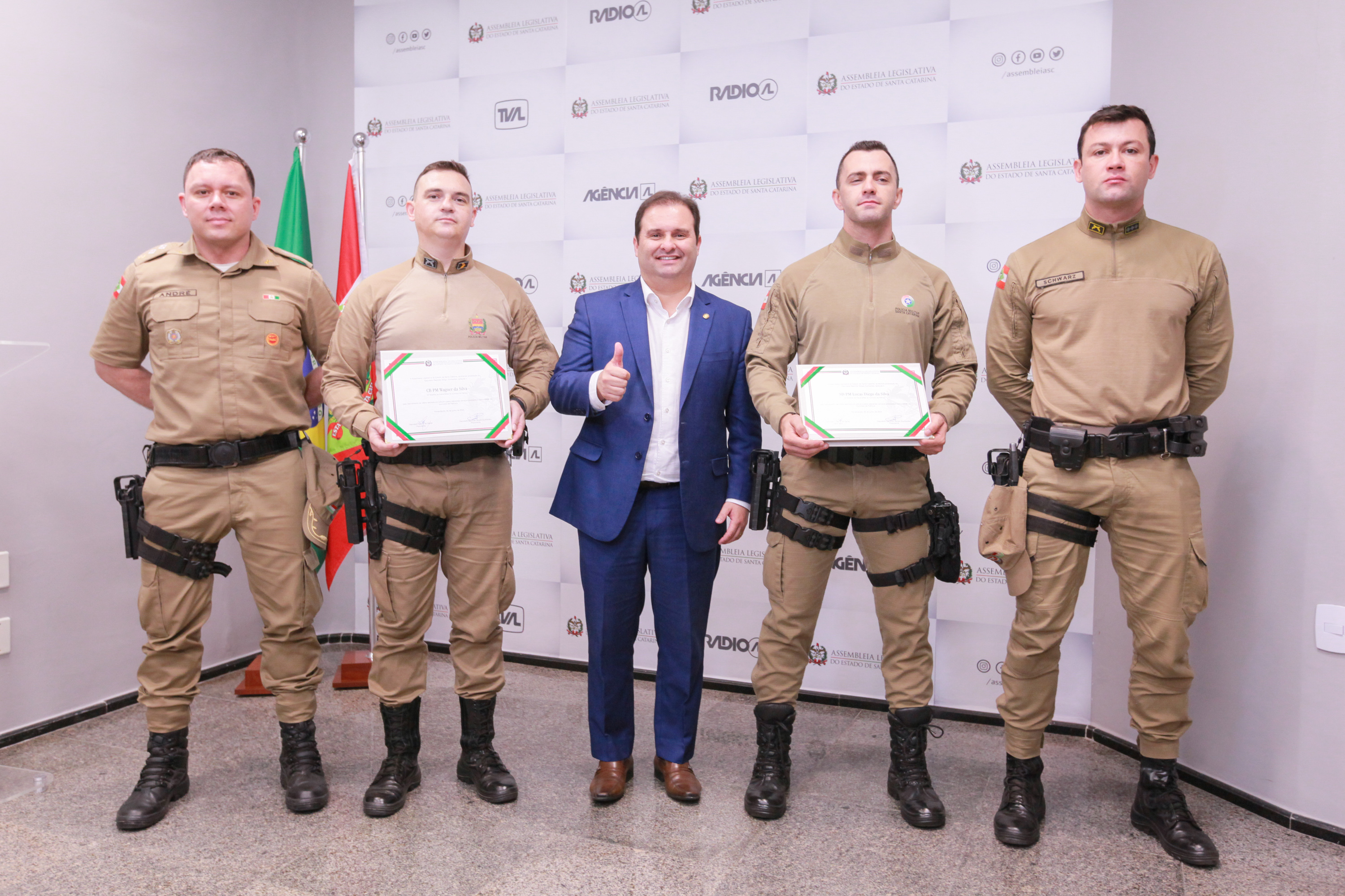 Deputado Sérgio Guimarães entrega Moção de Aplauso a policiais pelo atendimento de vítima de pitbull