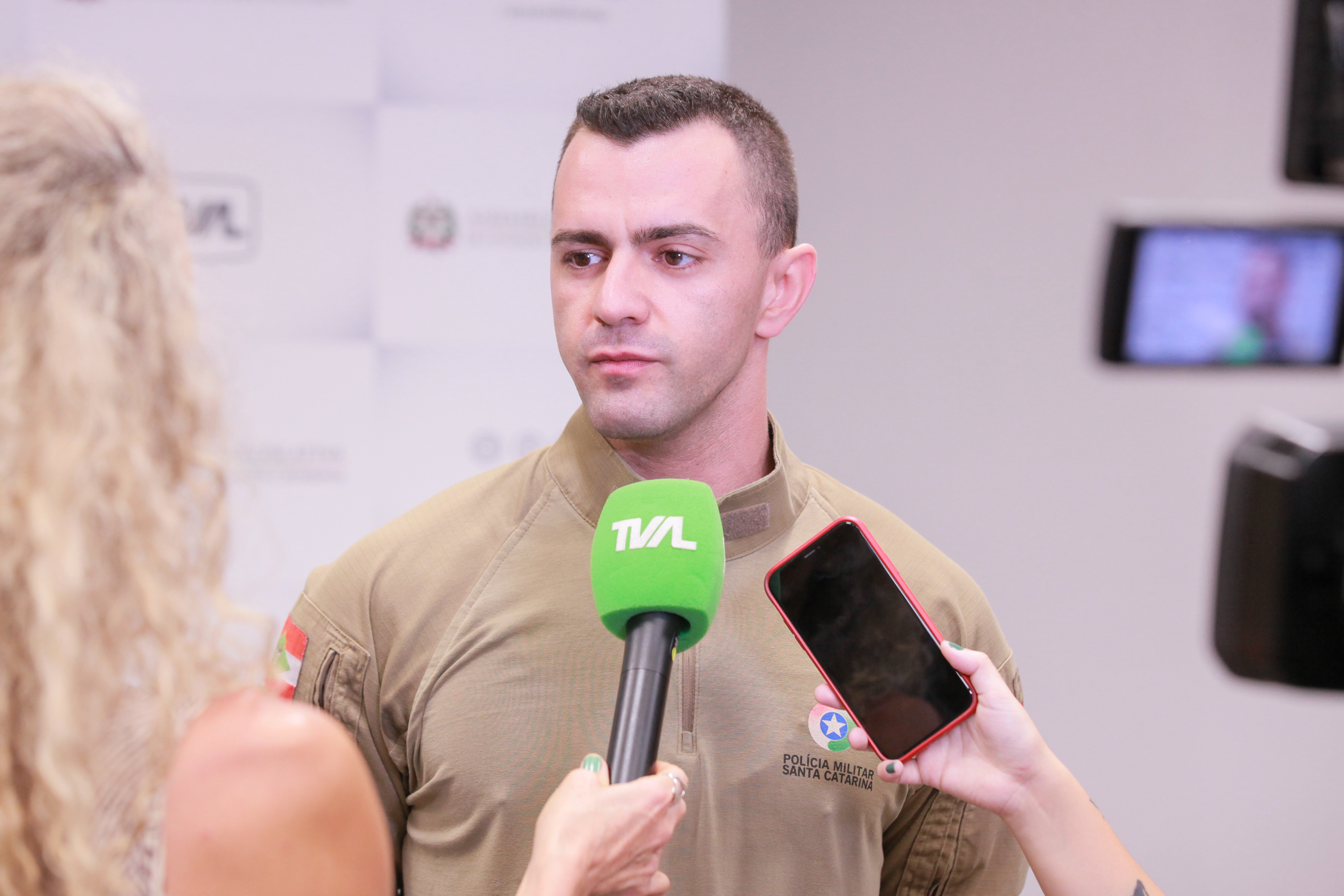 Deputado Sérgio Guimarães entrega Moção de Aplauso a policiais pelo atendimento de vítima de pitbull