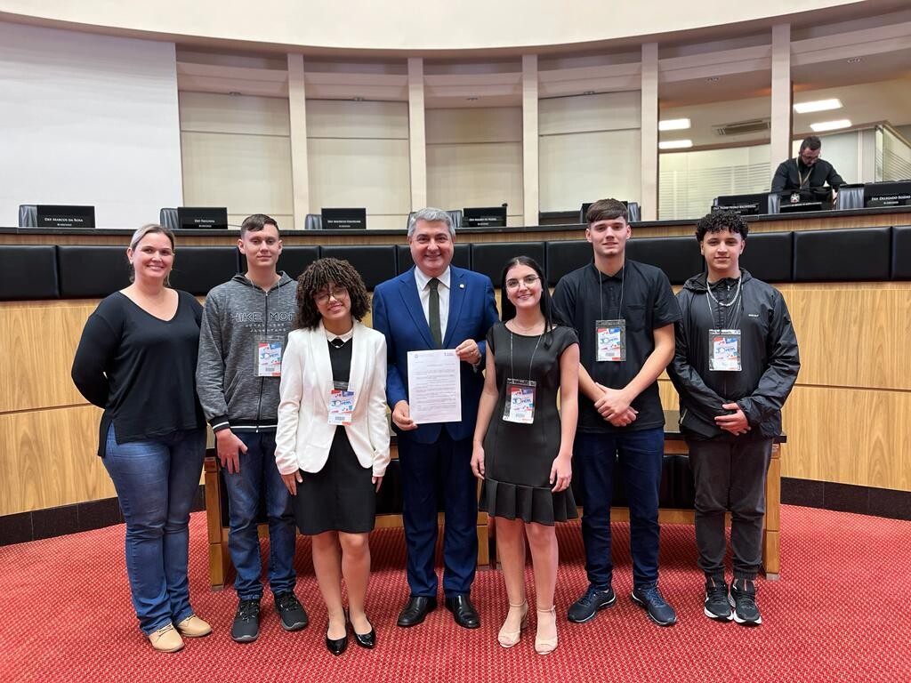 Deputado Antídio Lunelli e deputados do Parlamento Jovem