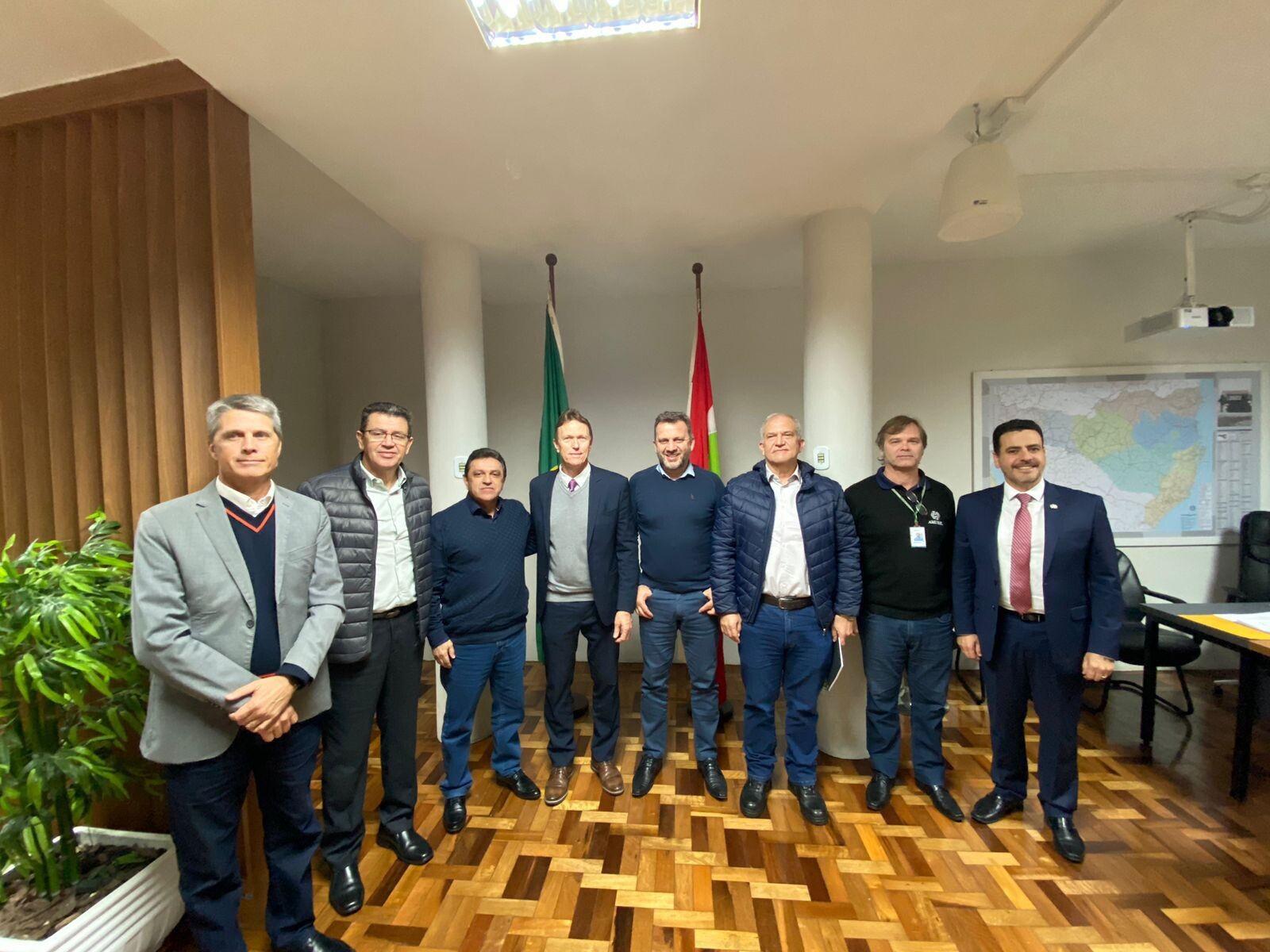 Deputado Volnei Weber, secretário de Estado da Infraestrutura, Jerry Comper, e lideranças de Imaruí FOTO: Assessoria Volnei Weber