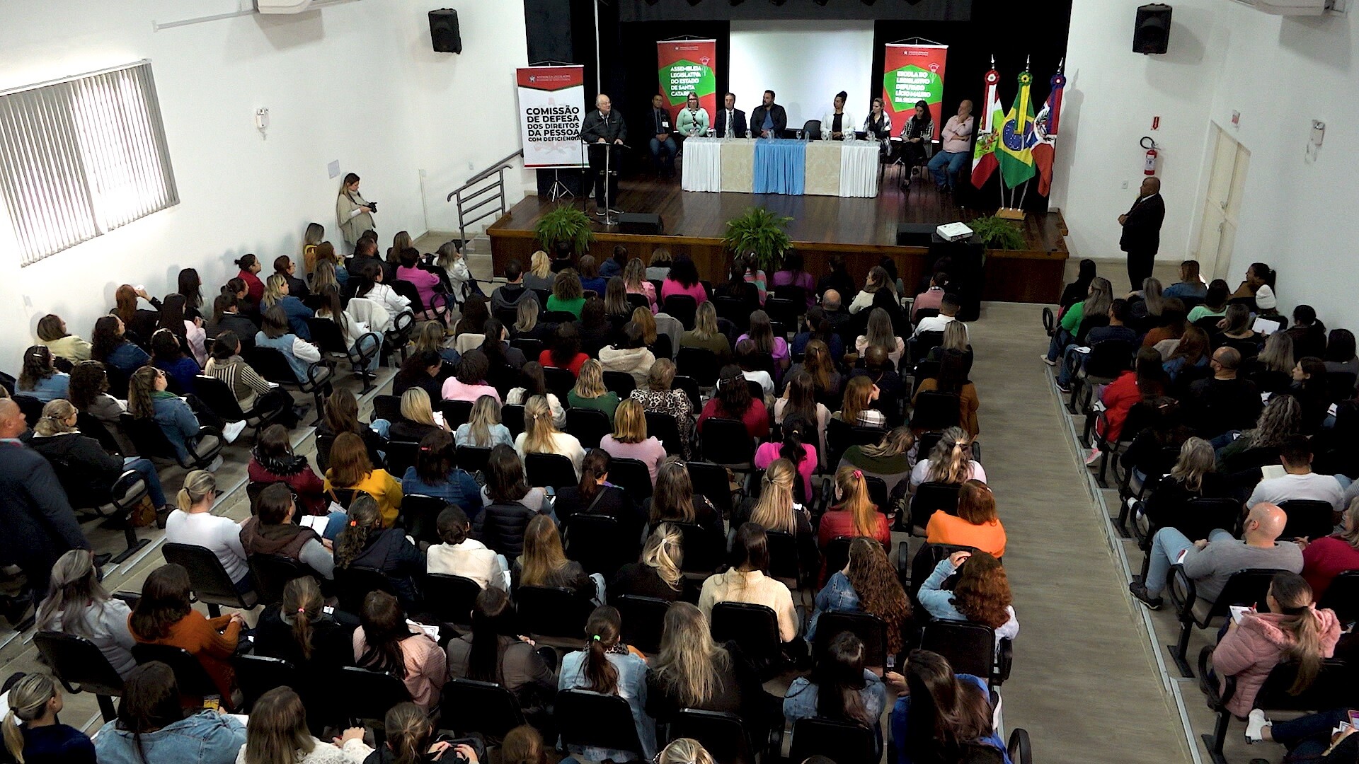 Evento capacita profissionais para inclusão de alunos com deficiência