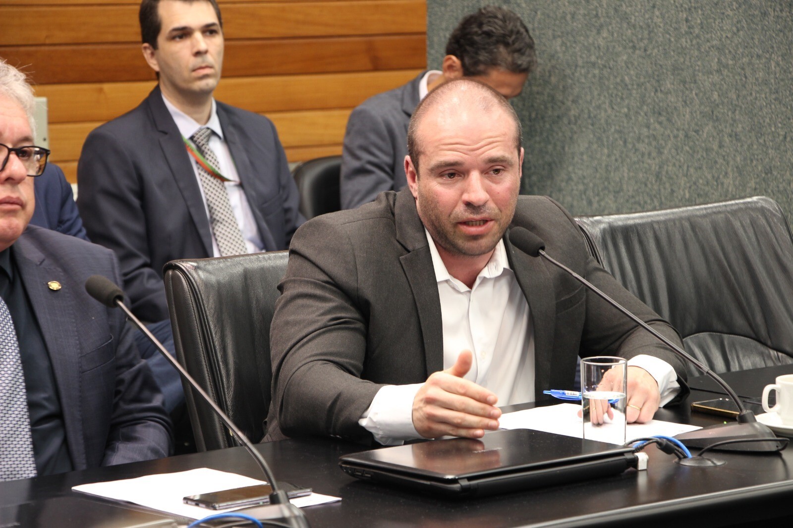 Comissão de Finanças aprova PL que multa quem utilizar drogas em locais públicos