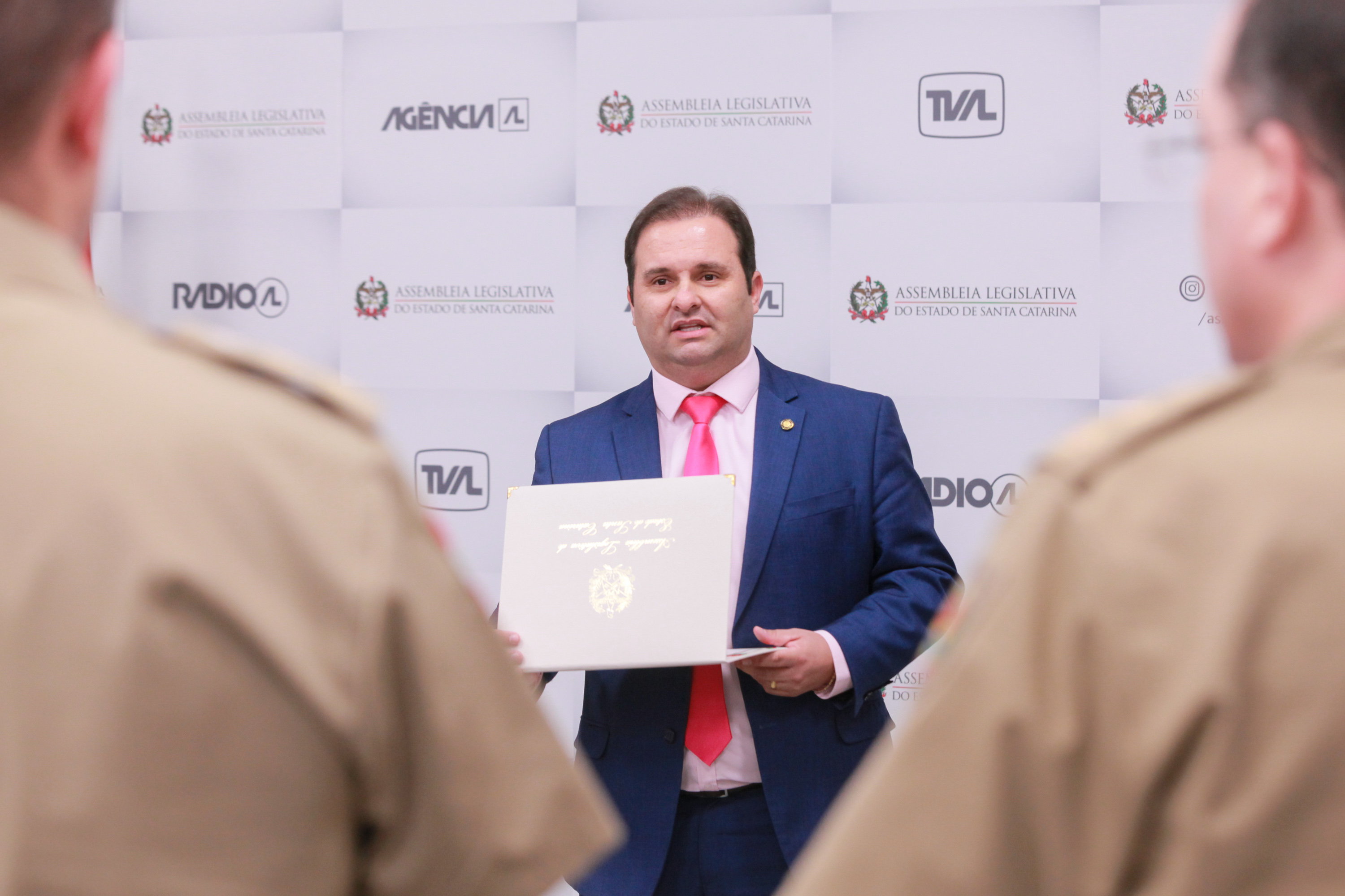 Deputado Sérgio Guimarães entrega Moção de Aplauso a policial Cristiano Manoel Luiz