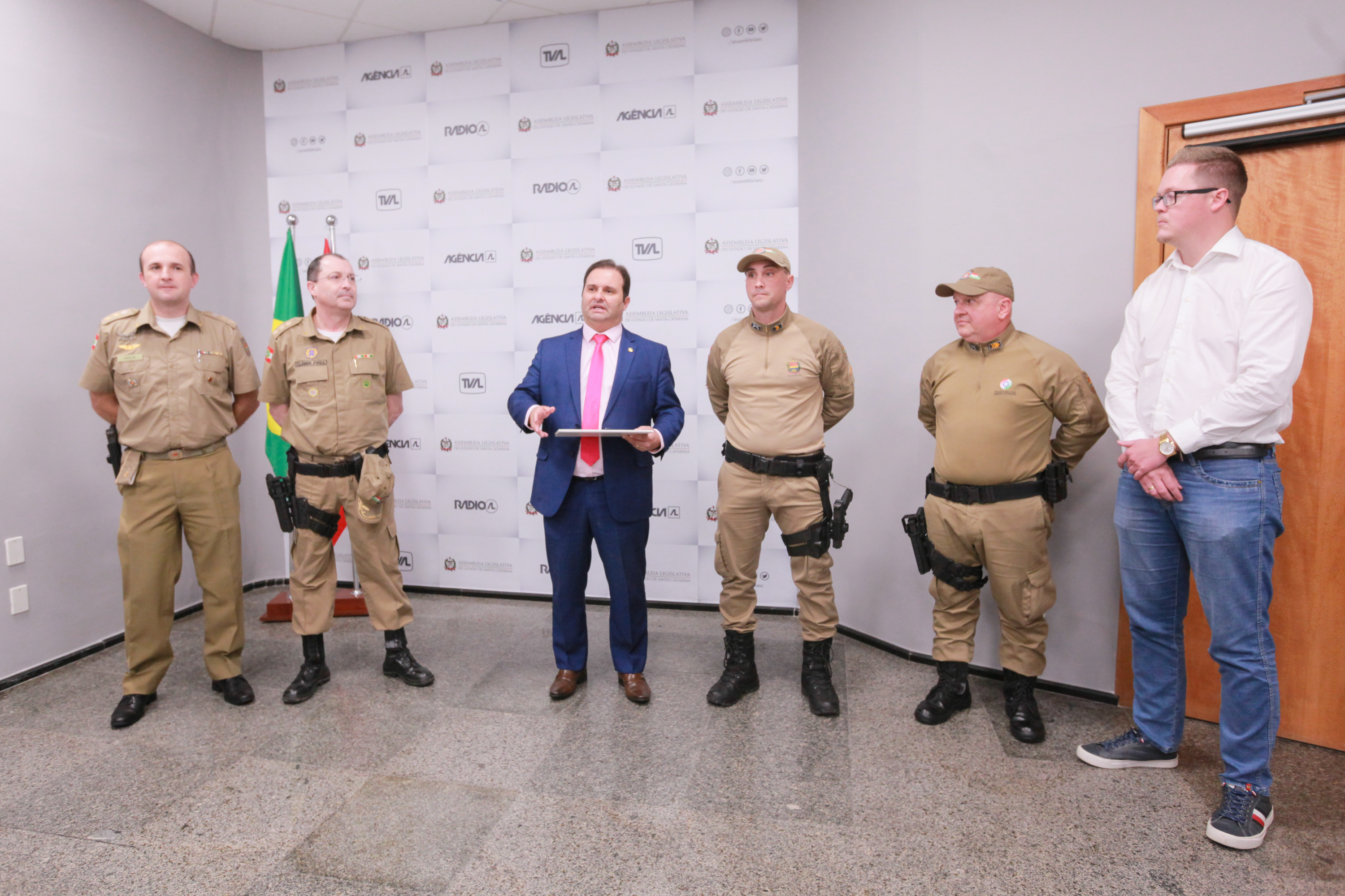 Deputado Sérgio Guimarães entrega Moção de Aplauso a policial Cristiano Manoel Luiz
