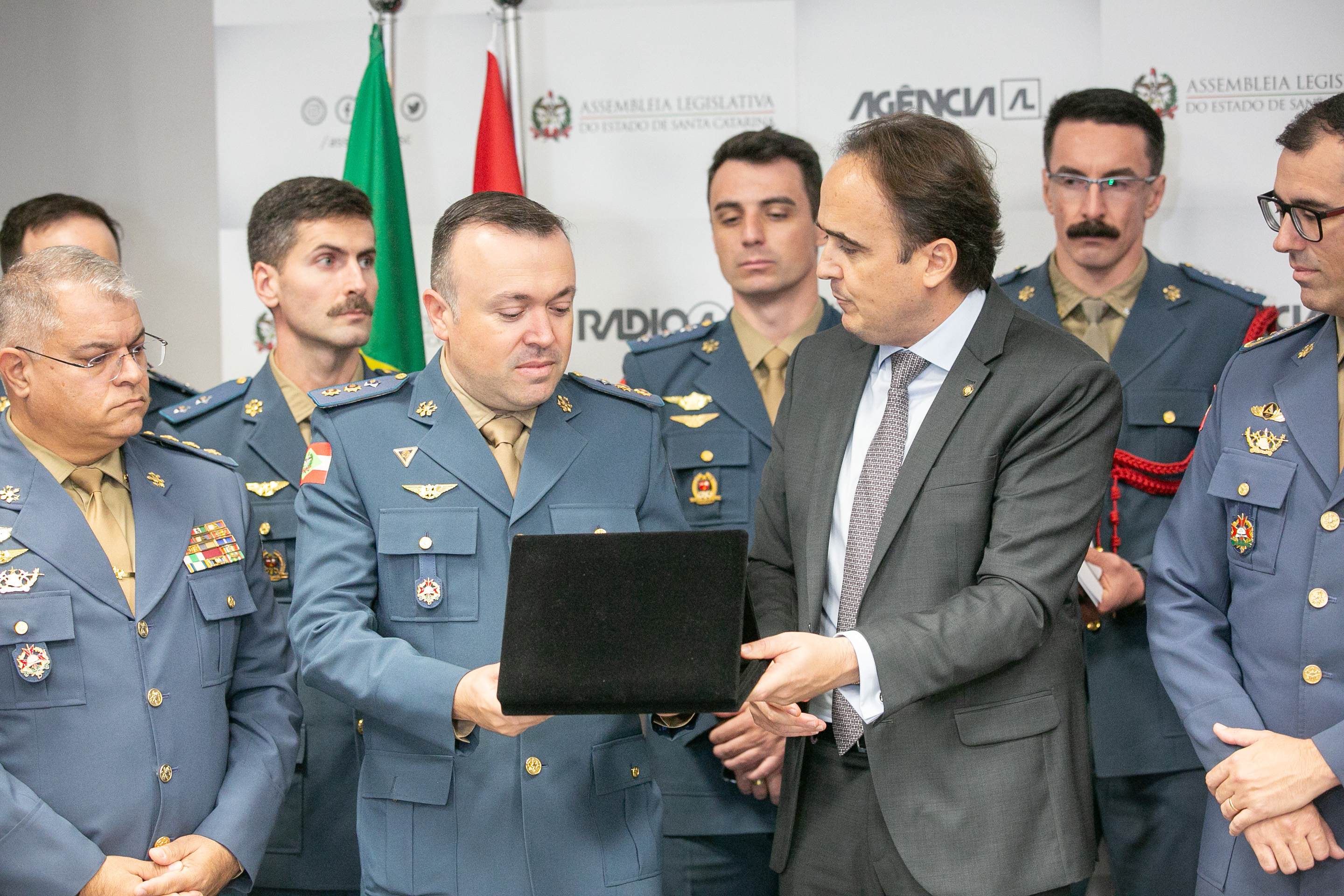 MOÇÃO DE APLAUSO - Deputada Carlos Humberto entrega honraria ao Projeto Sangue Total