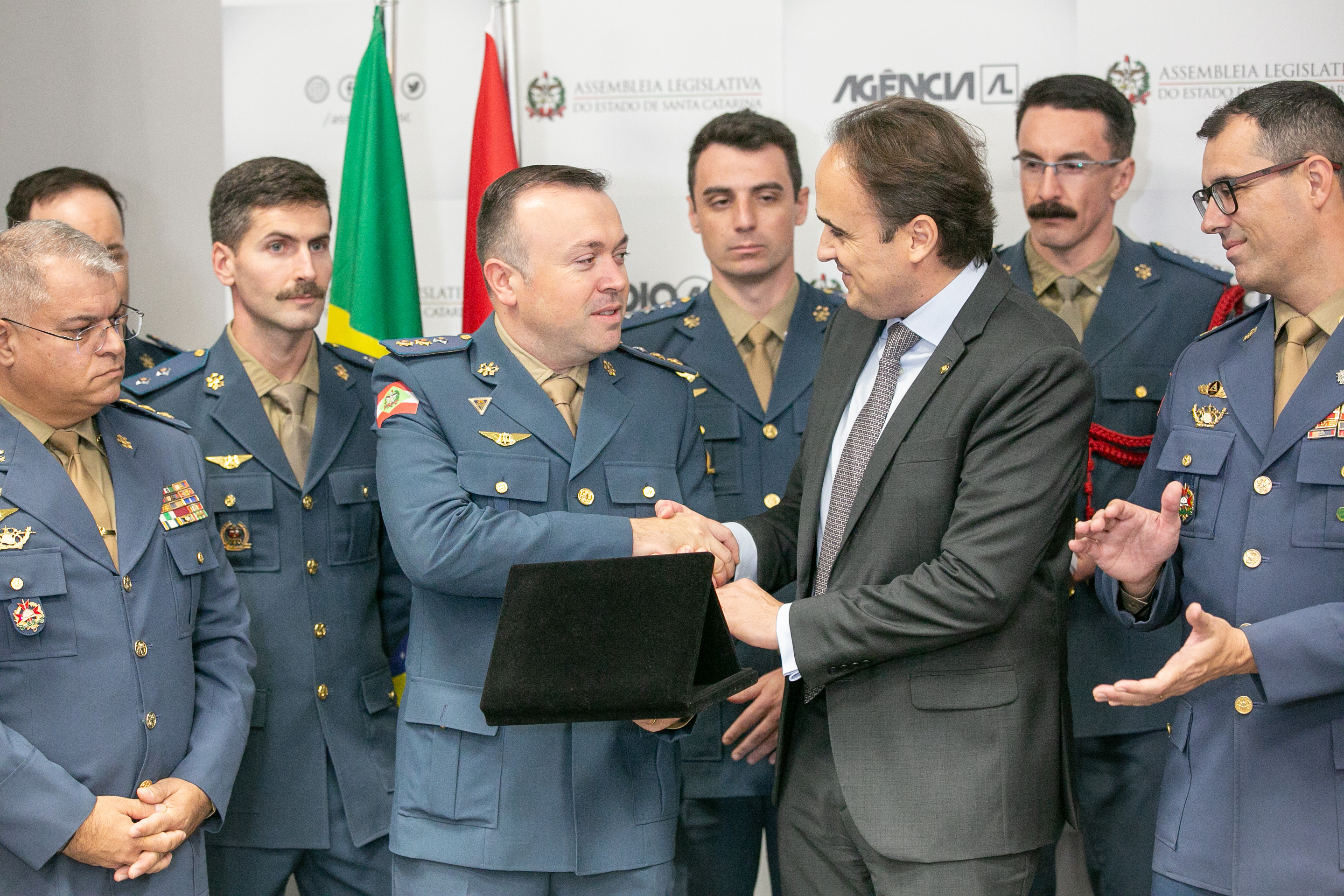 MOÇÃO DE APLAUSO - Deputada Carlos Humberto entrega honraria ao Projeto Sangue Total