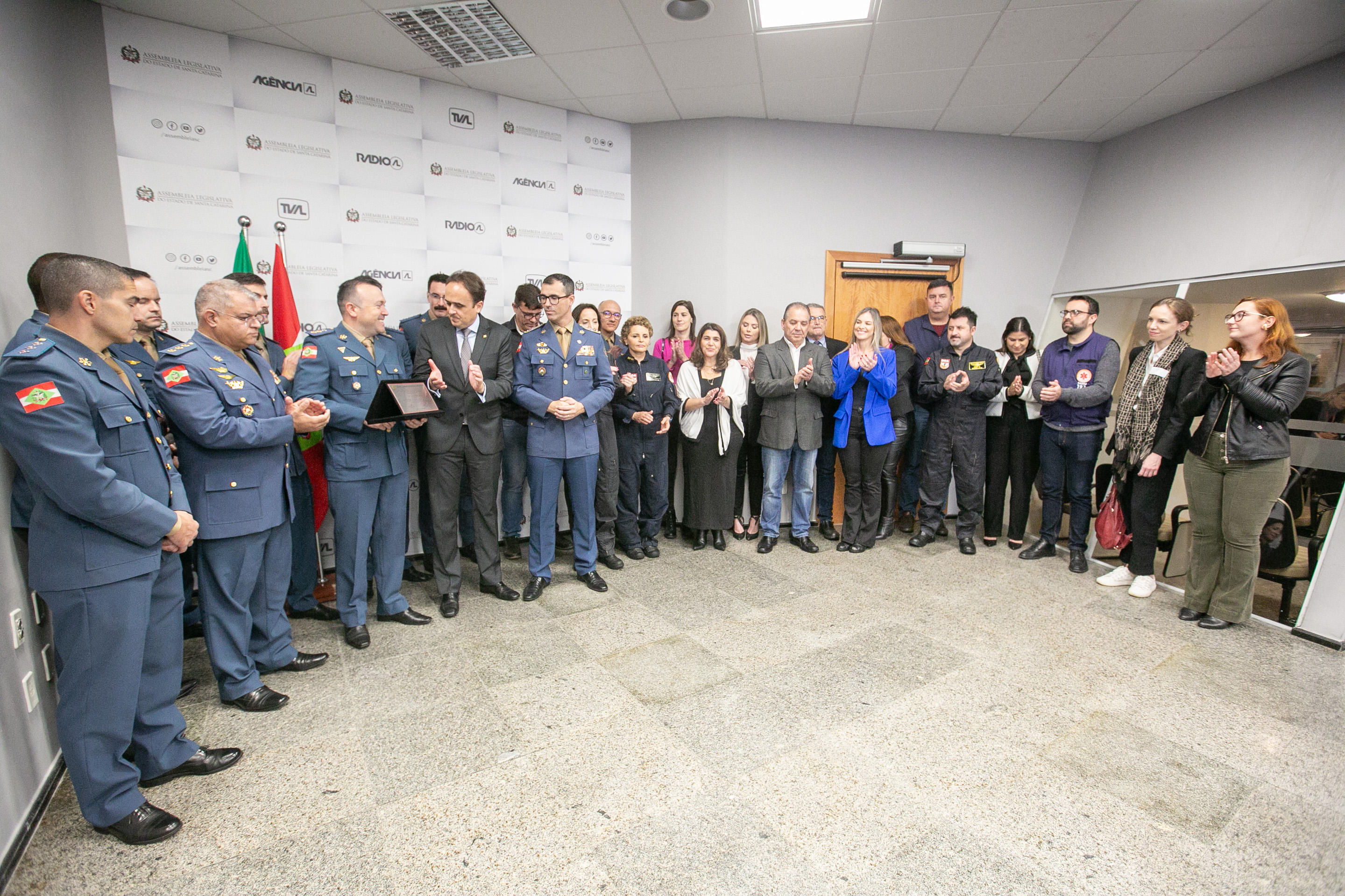 MOÇÃO DE APLAUSO - Deputada Carlos Humberto entrega honraria ao Projeto Sangue Total