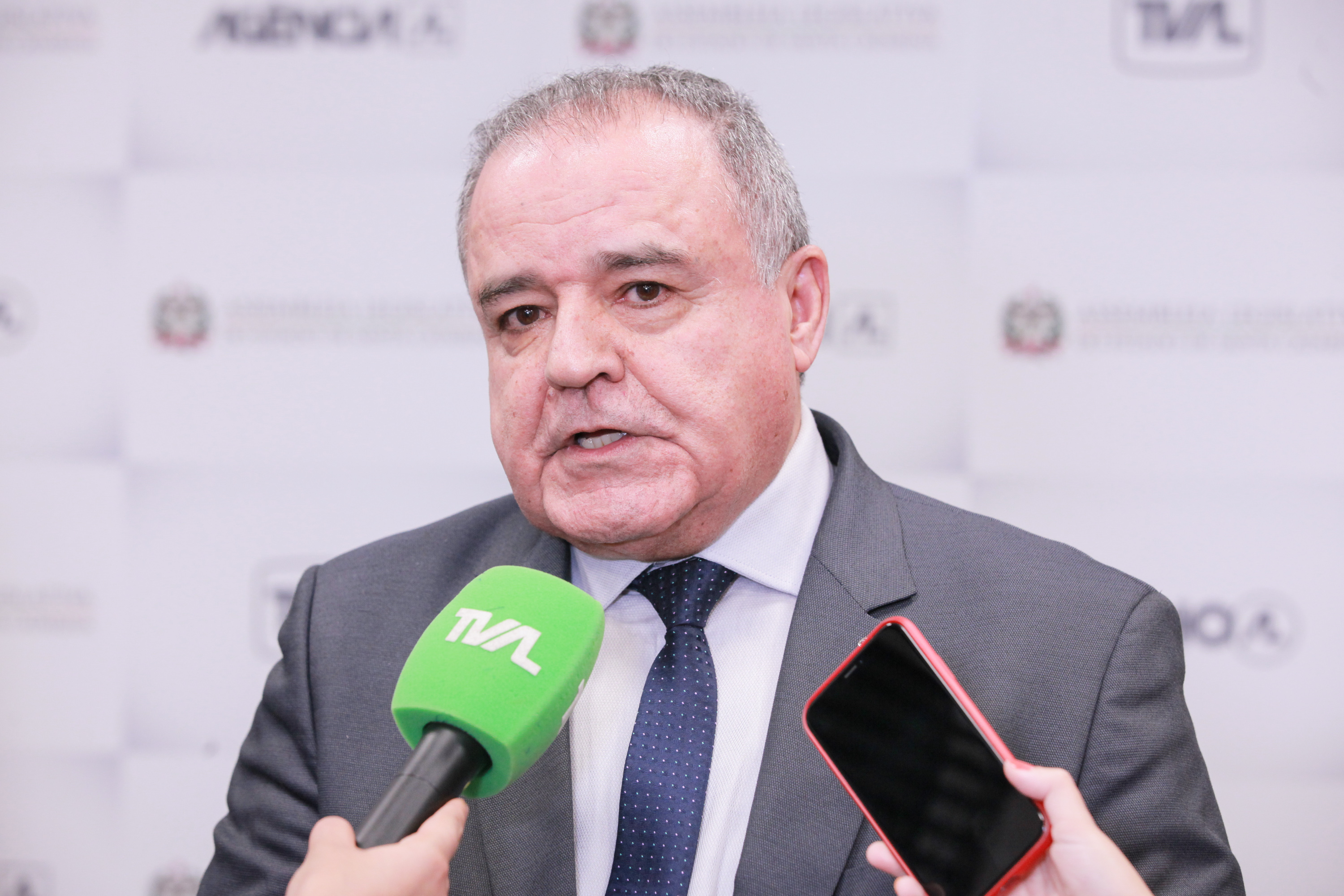 Deputado Oscar Gutz entrega Moção de Aplauso à UNIDAVI