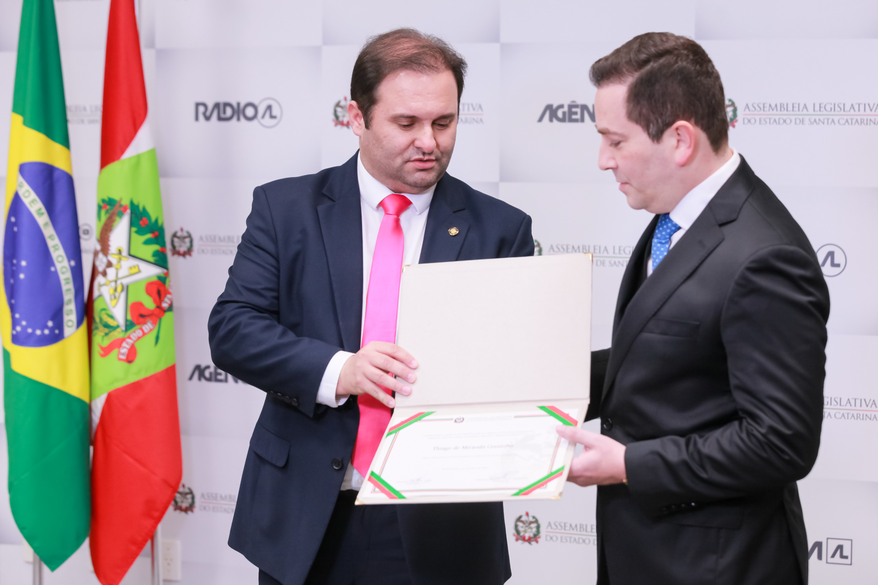 Deputado Sérgio Guimarães entrega Moção de Aplauso a Thiago Coutinho
