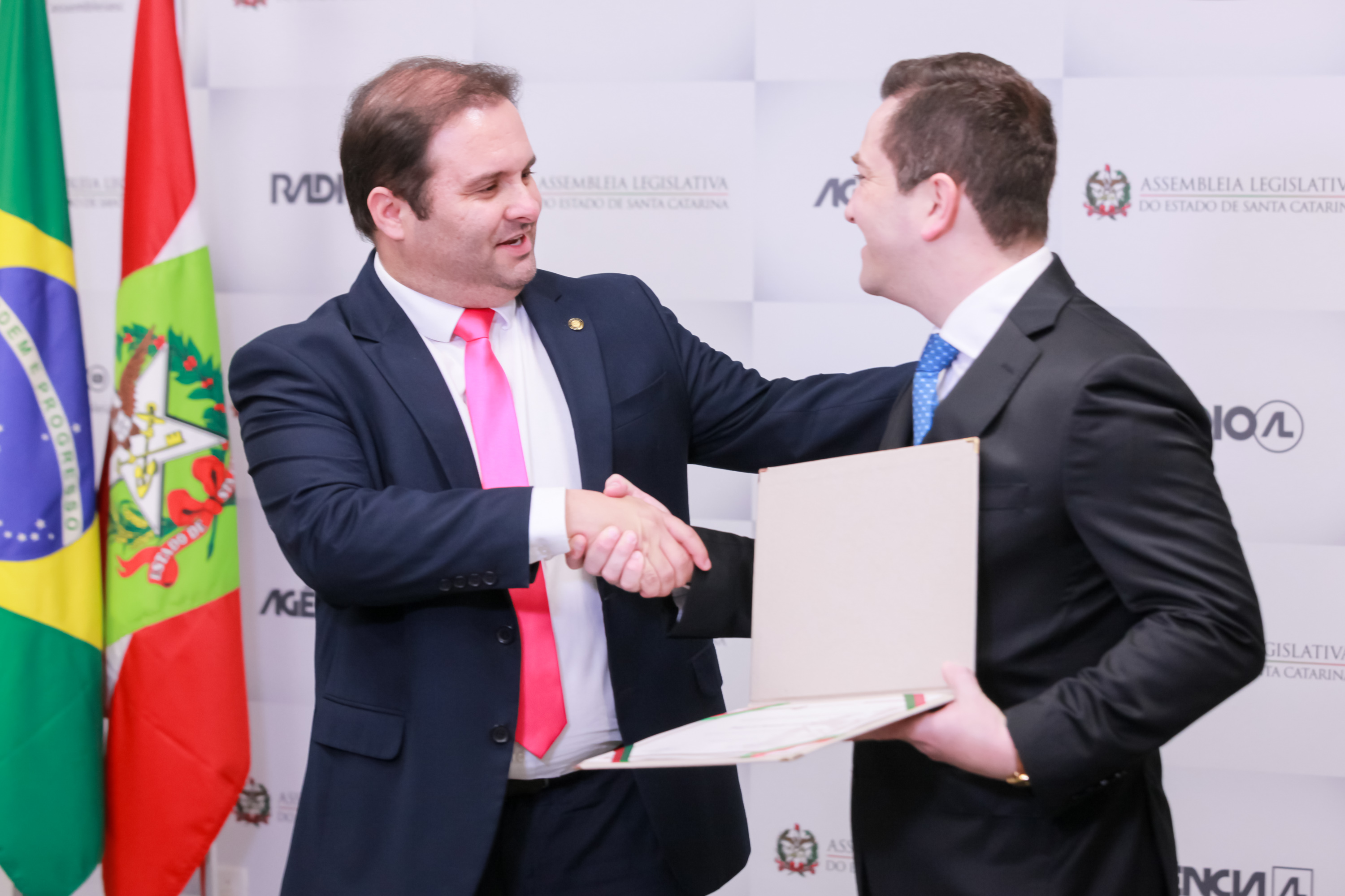 Deputado Sérgio Guimarães entrega Moção de Aplauso a Thiago Coutinho