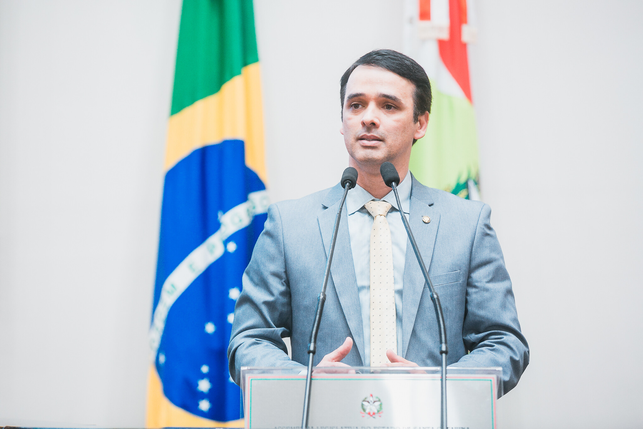 Sessão tem críticas ao fim das escolas cívico-militares