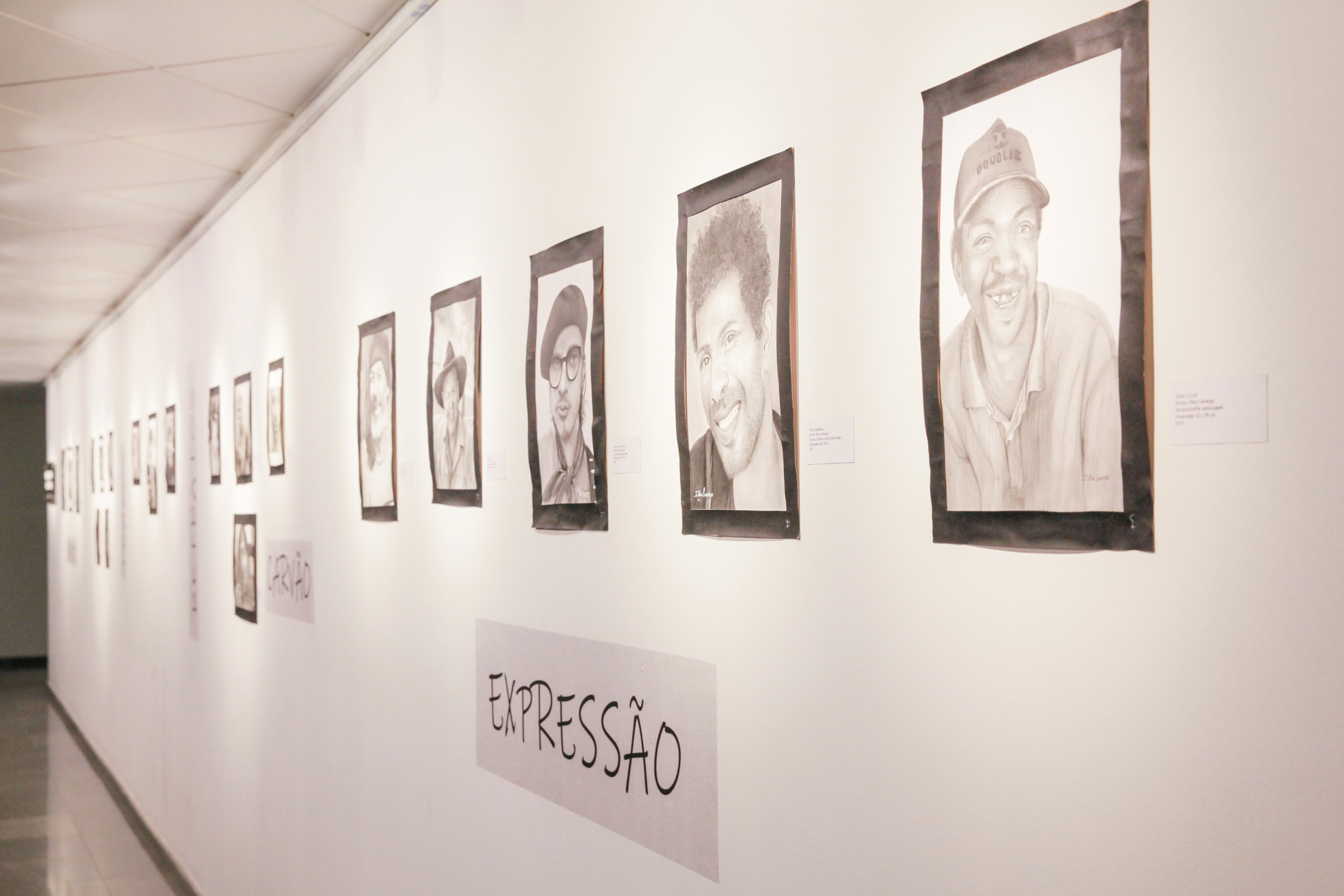 Carvão dá vida a personagens anônimos em exposição na Alesc