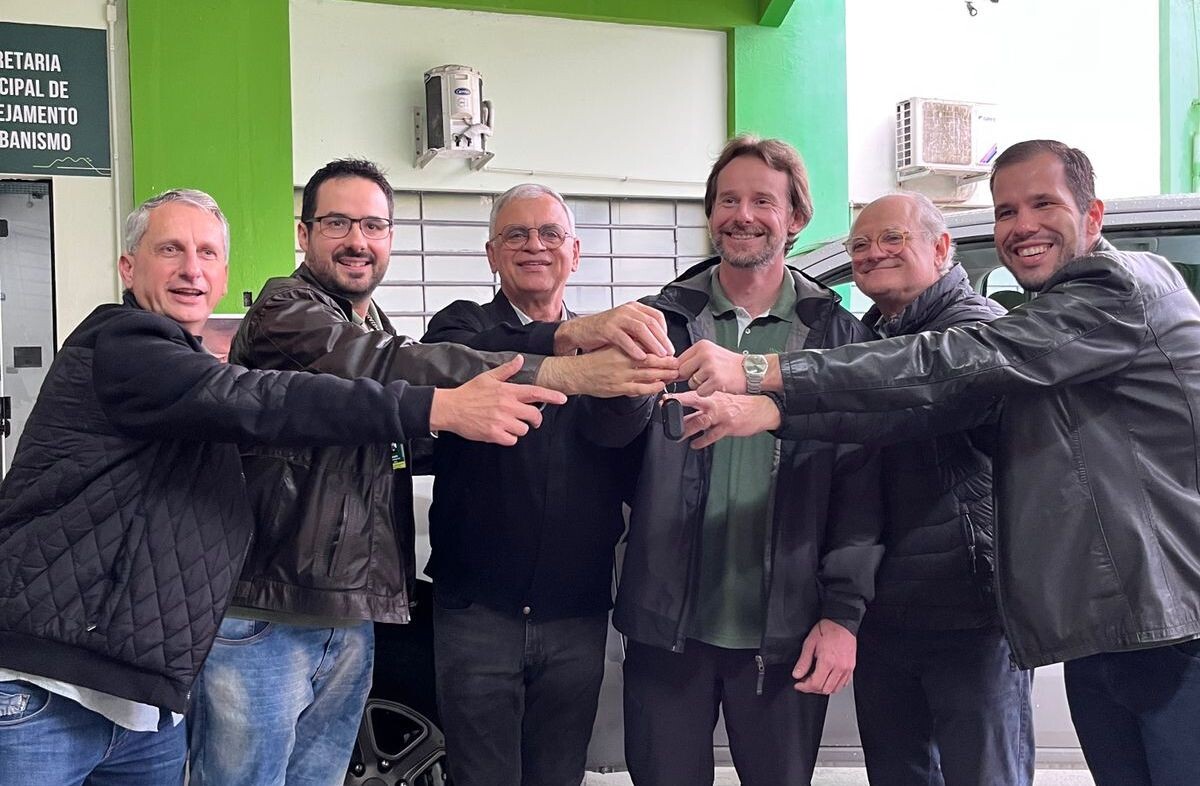 Jaraguá do Sul recebe caminhonete 4×4 adquirida com emenda de Dr. Vicente