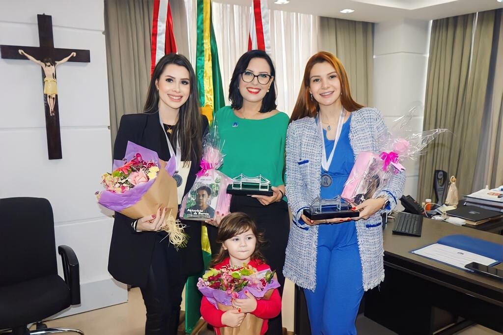 Deputadas mais votadas de SC recebem medalha Antonieta de Barros