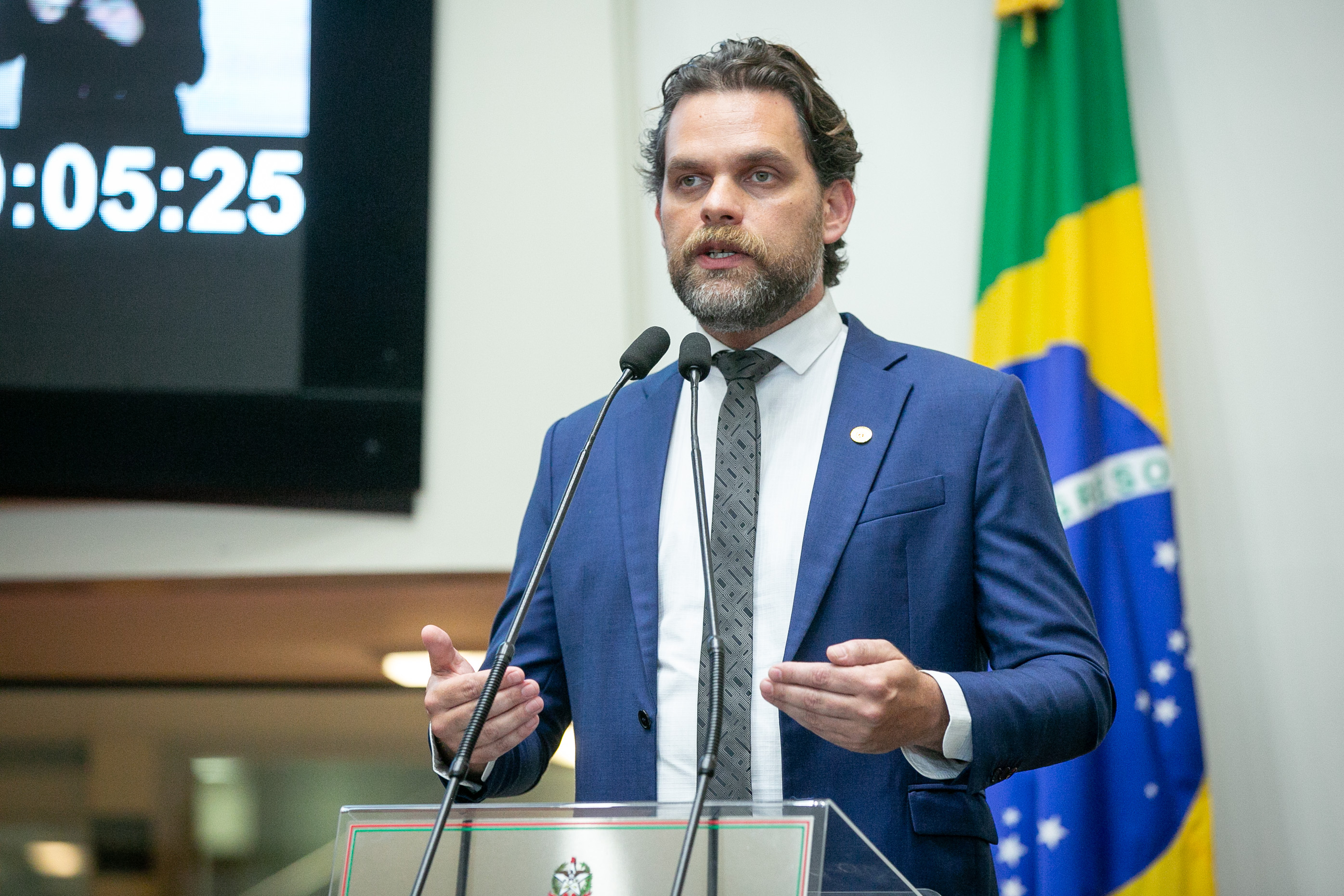 INTERRUPÇÃO DA SESSÃO - Deputado Goura