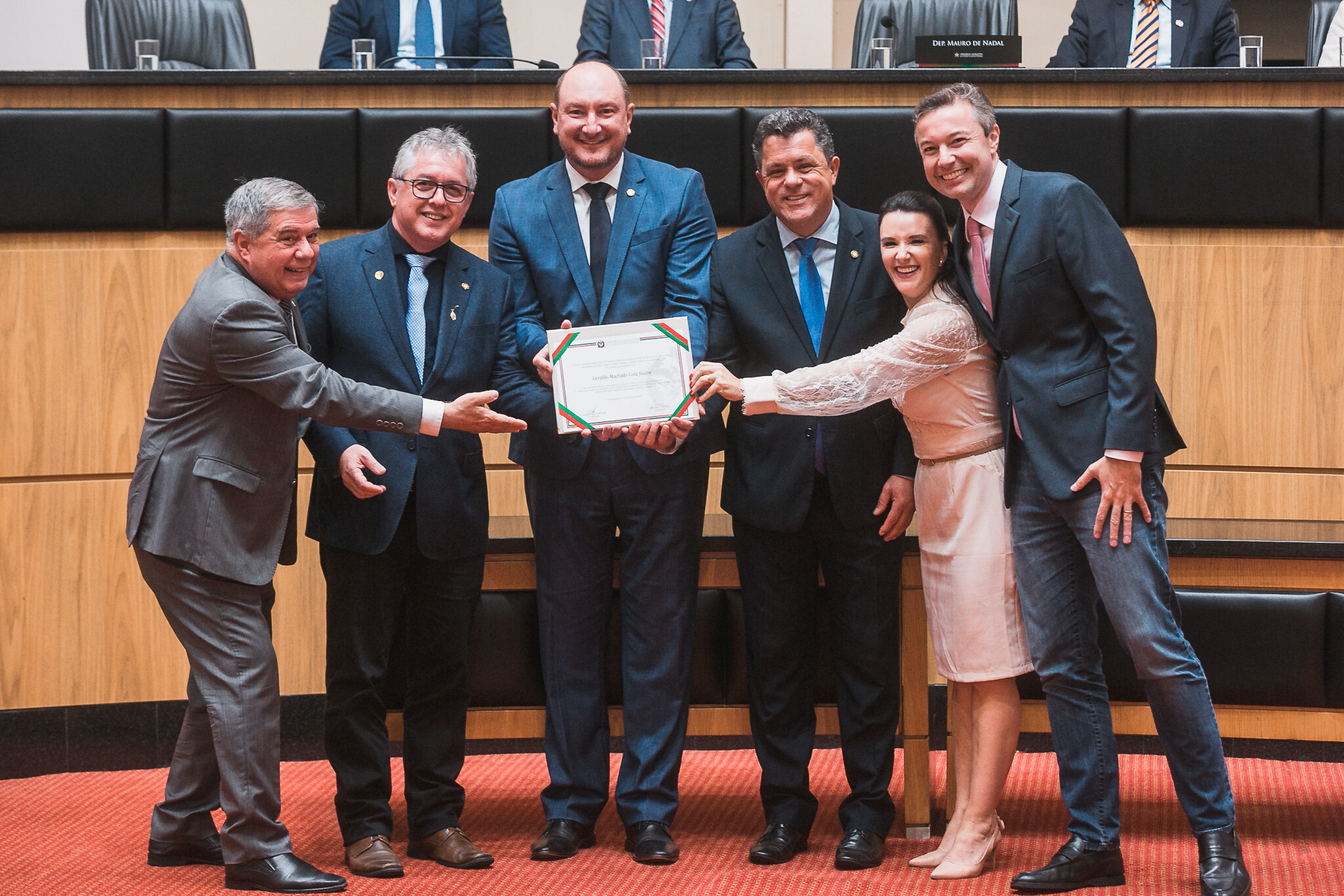 Deputados entregam placa em homenagem à OAB-SC.