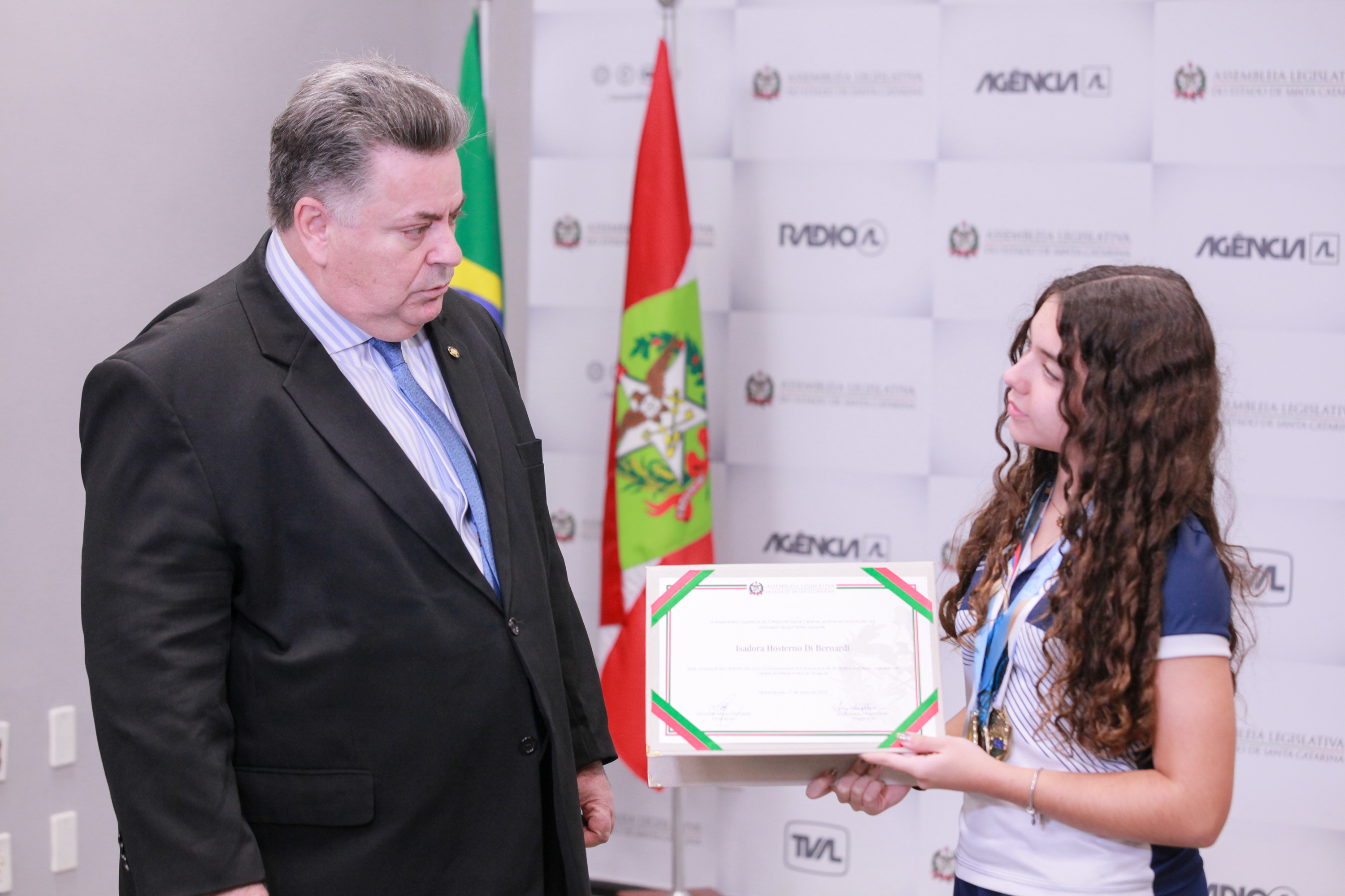 Deputado Sergio Motta entrega homenagem a atleta Isadora di Bernardi