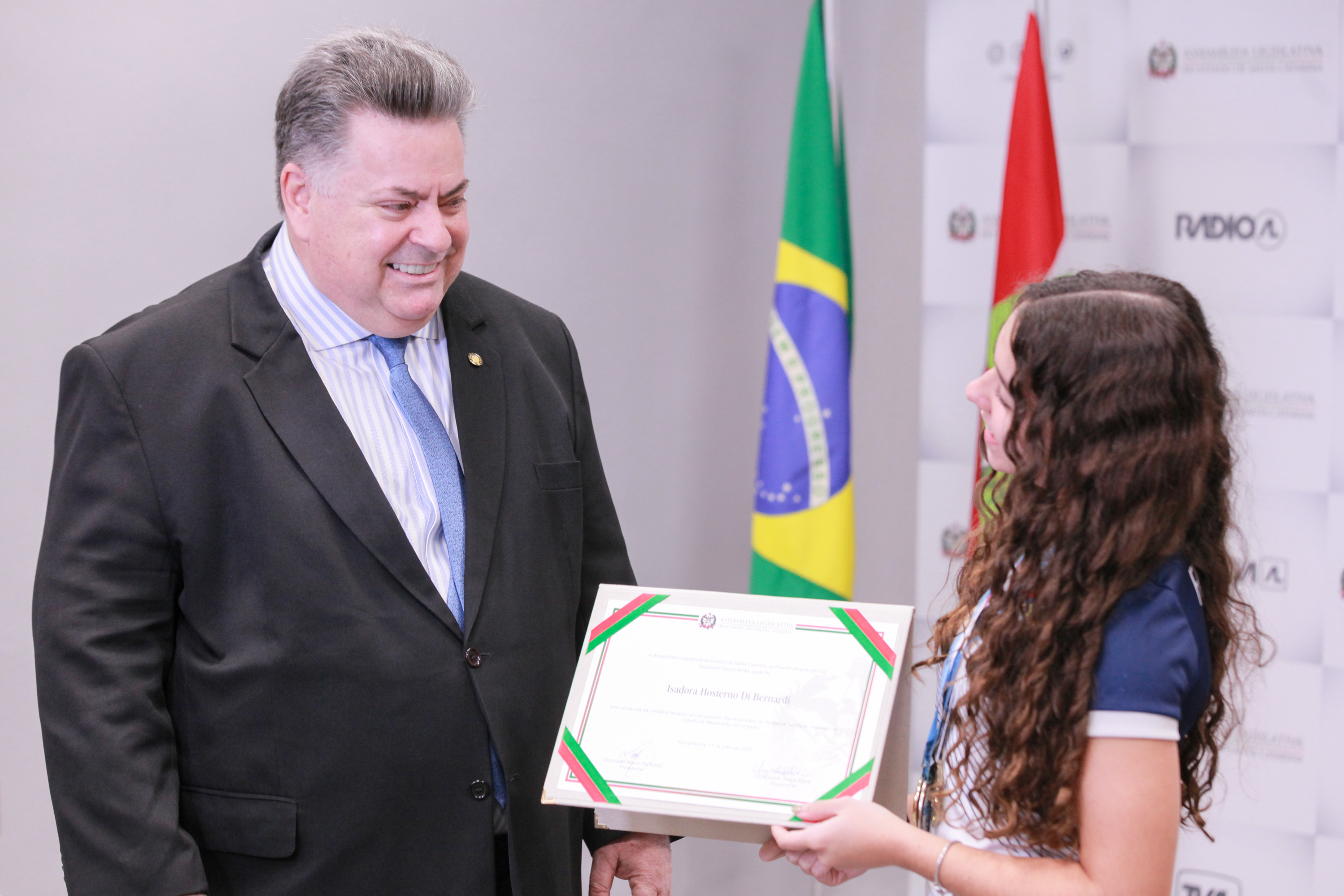 Deputado Sergio Motta entrega homenagem a atleta Isadora di Bernardi
