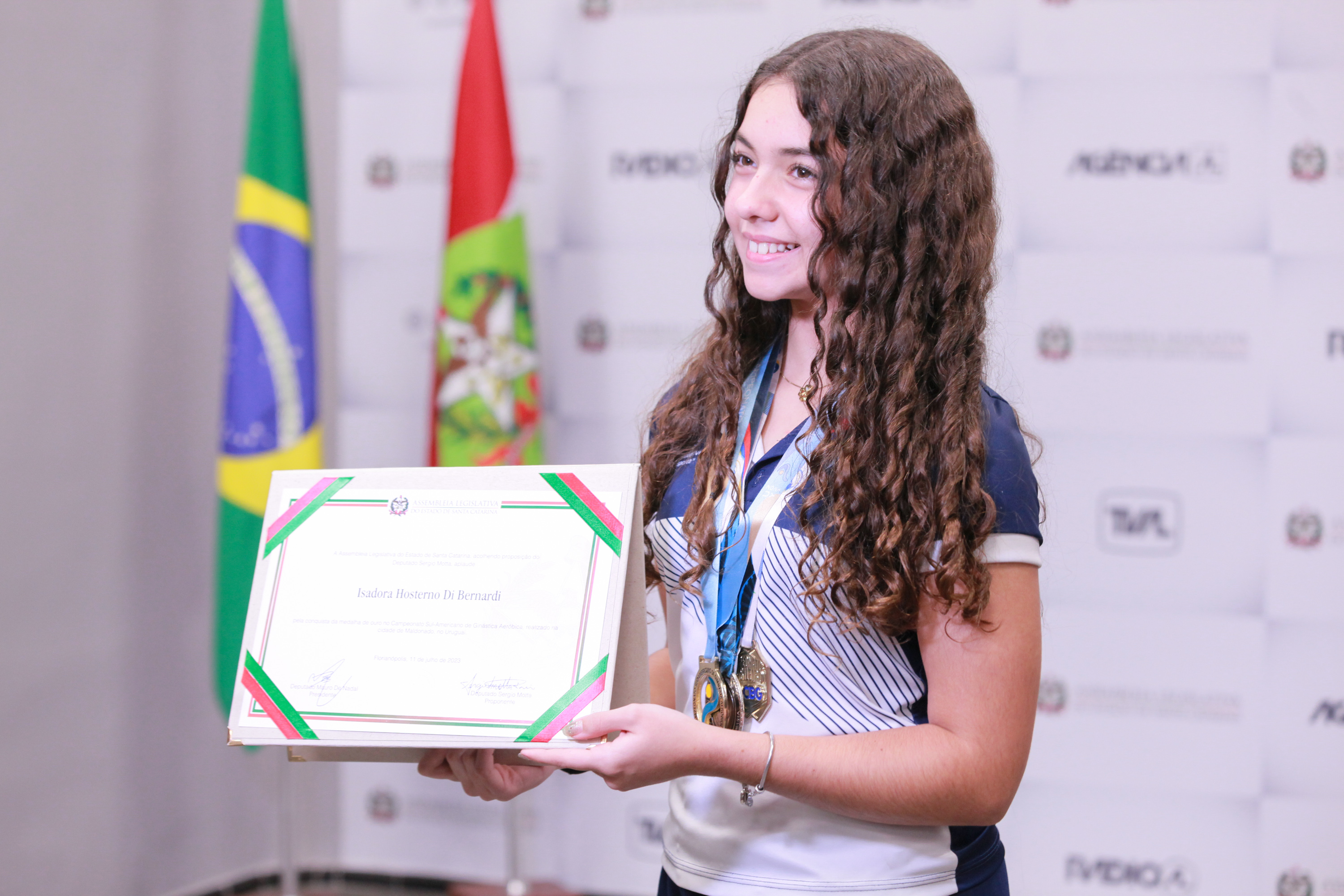 Deputado Sergio Motta entrega homenagem a atleta Isadora di Bernardi