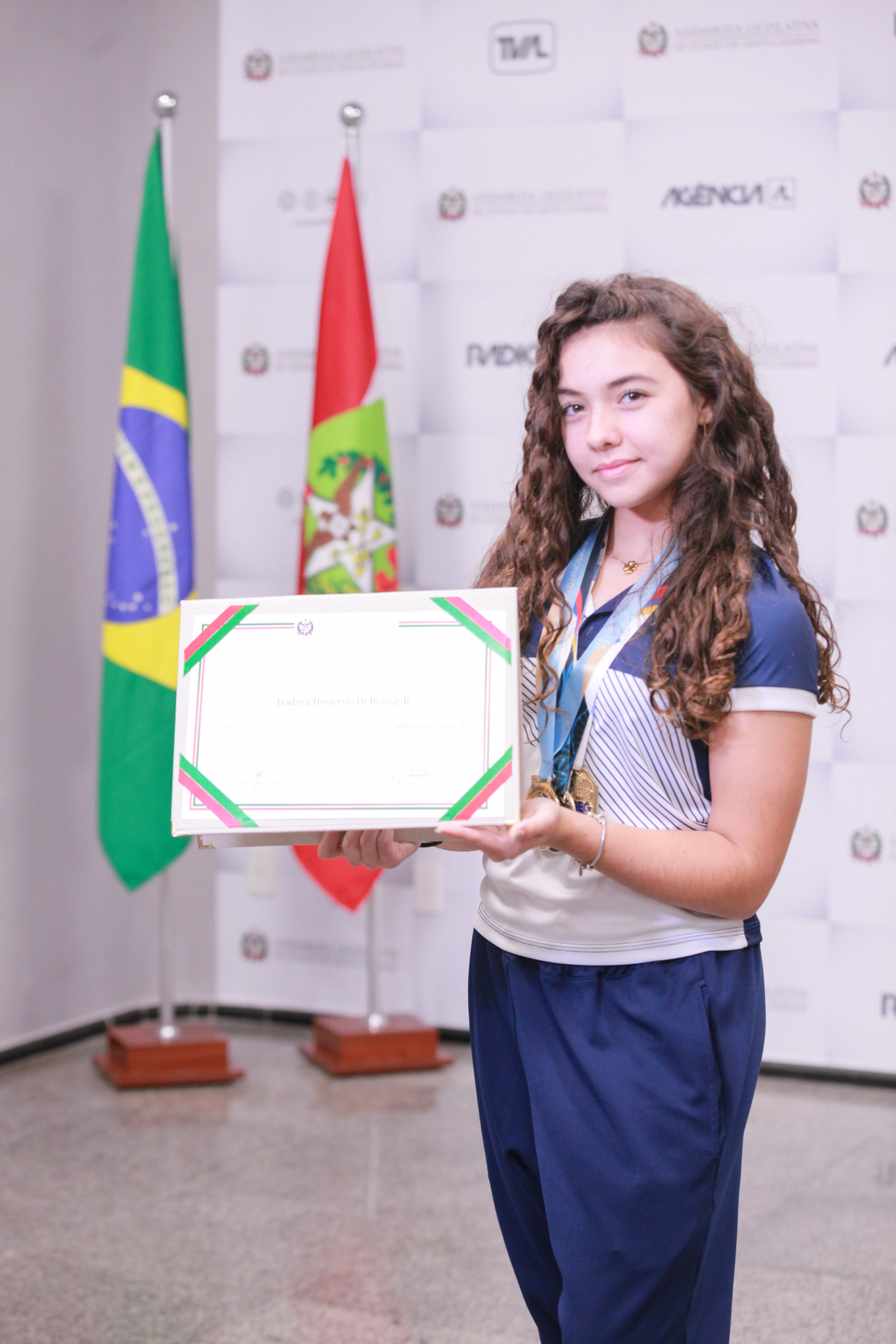 Deputado Sergio Motta entrega homenagem a atleta Isadora di Bernardi