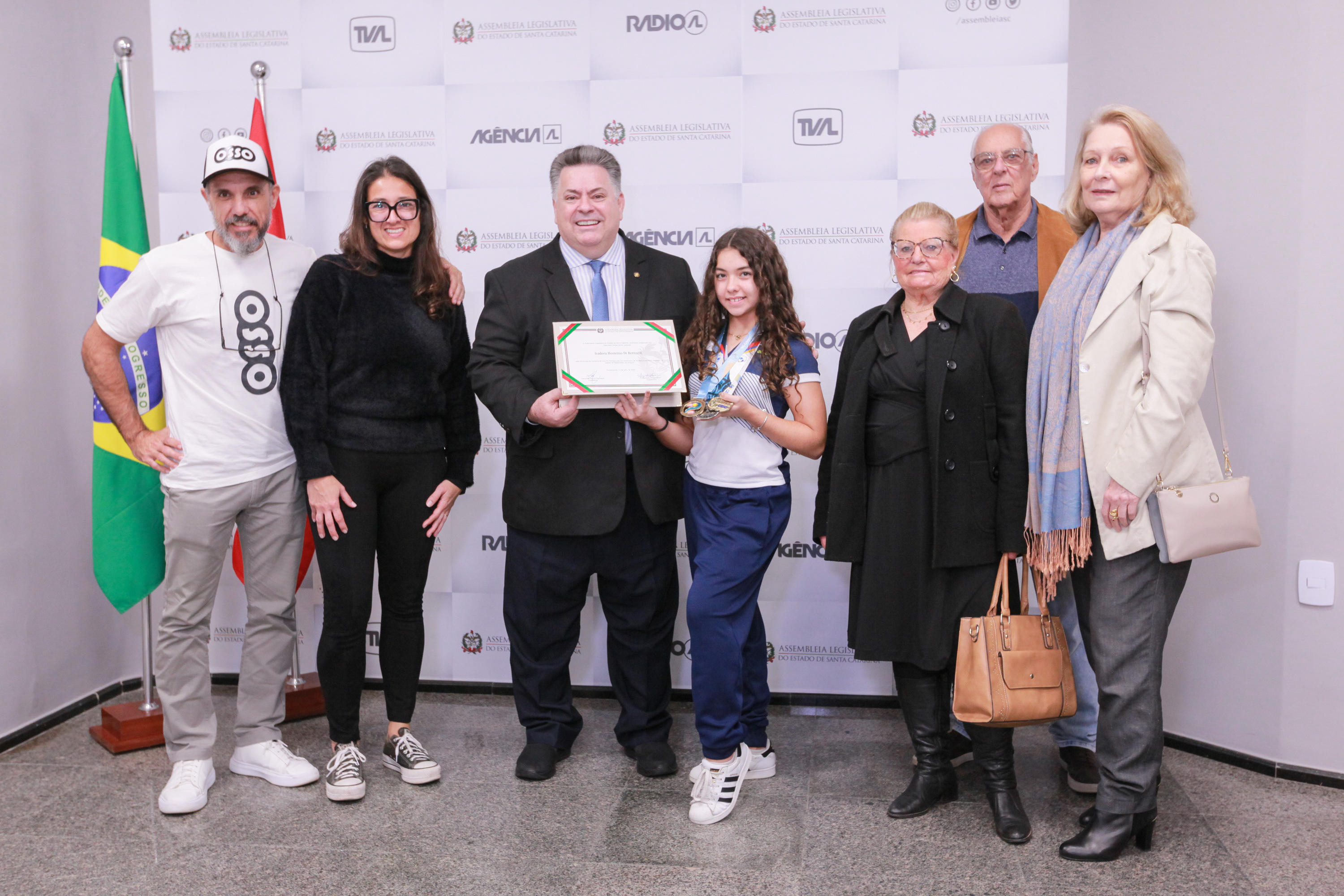 Deputado Sergio Motta entrega homenagem a atleta Isadora di Bernardi
