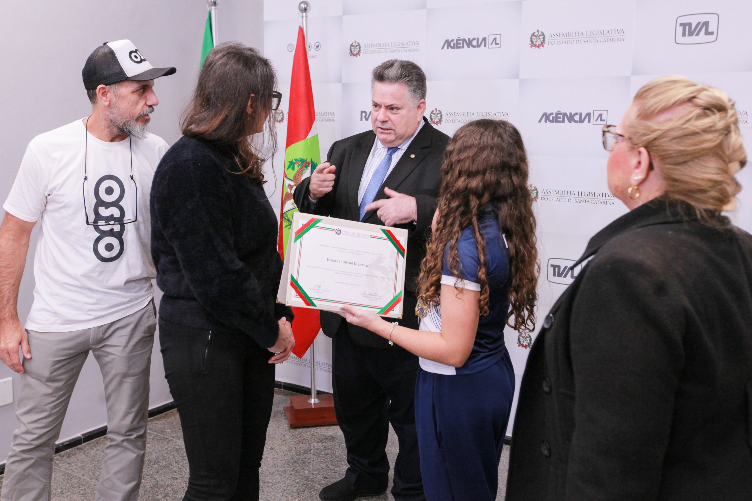 Deputado Sergio Motta entrega homenagem a atleta Isadora di Bernardi