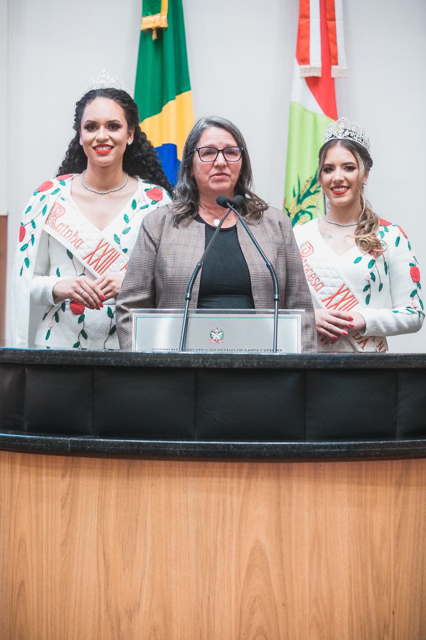 Suspensão de Sessão - Vice-Prefeita e Realeza de São Joaquim convidam para a Festa Nacional da Maçã