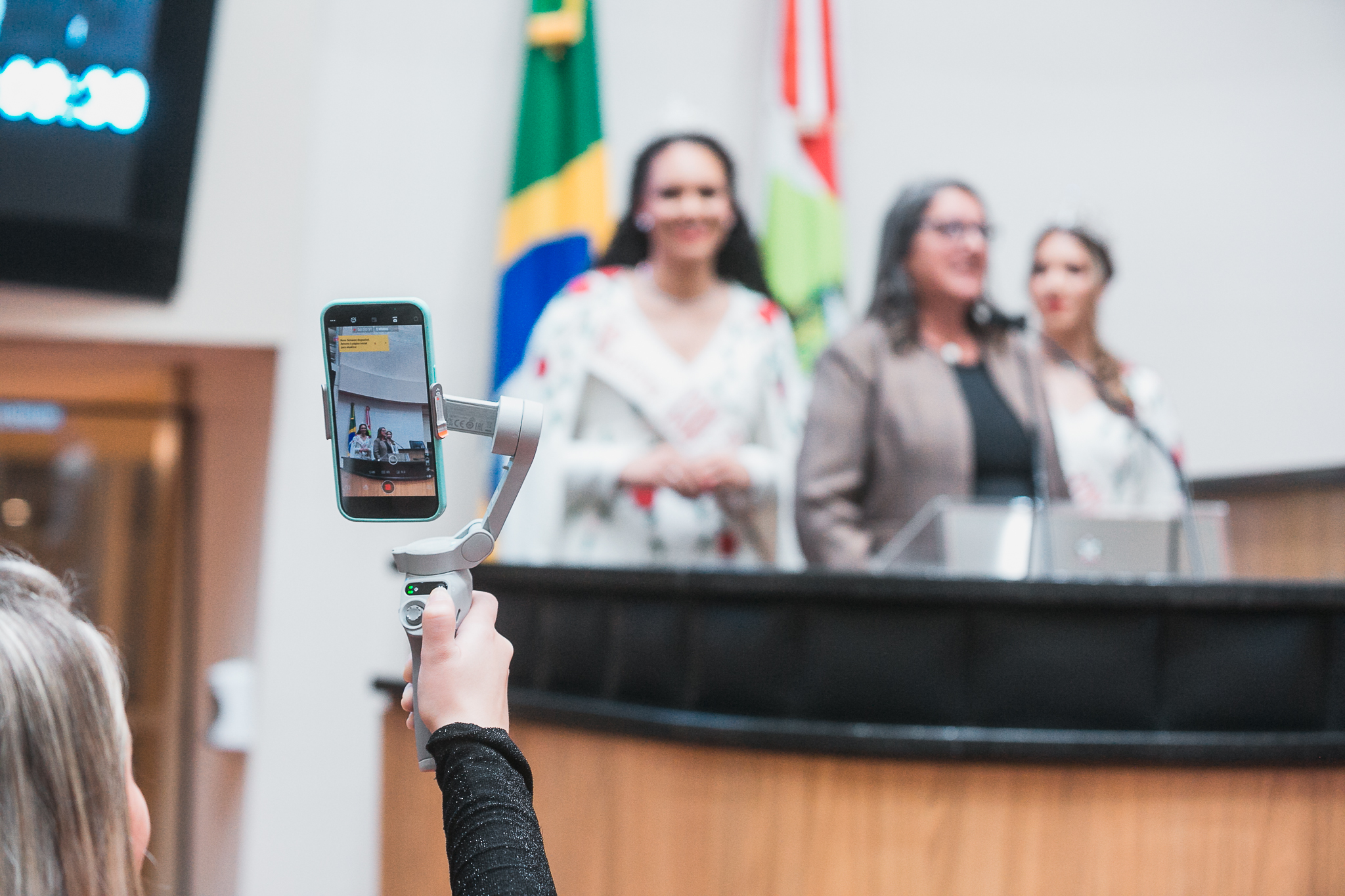 Suspensão de Sessão - Vice-Prefeita e Realeza de São Joaquim convidam para a Festa Nacional da Maçã