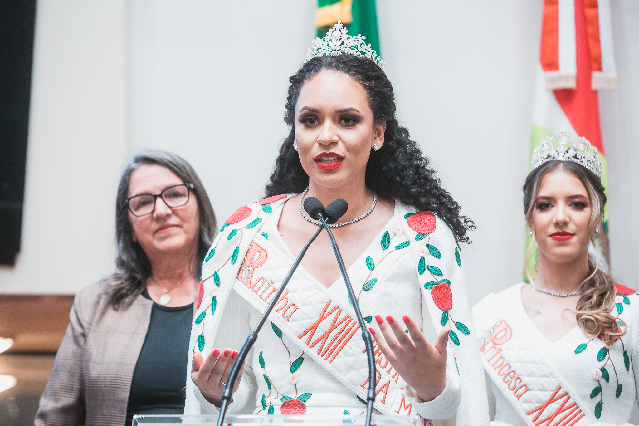 Suspensão de Sessão - Vice-Prefeita e Realeza de São Joaquim convidam para a Festa Nacional da Maçã