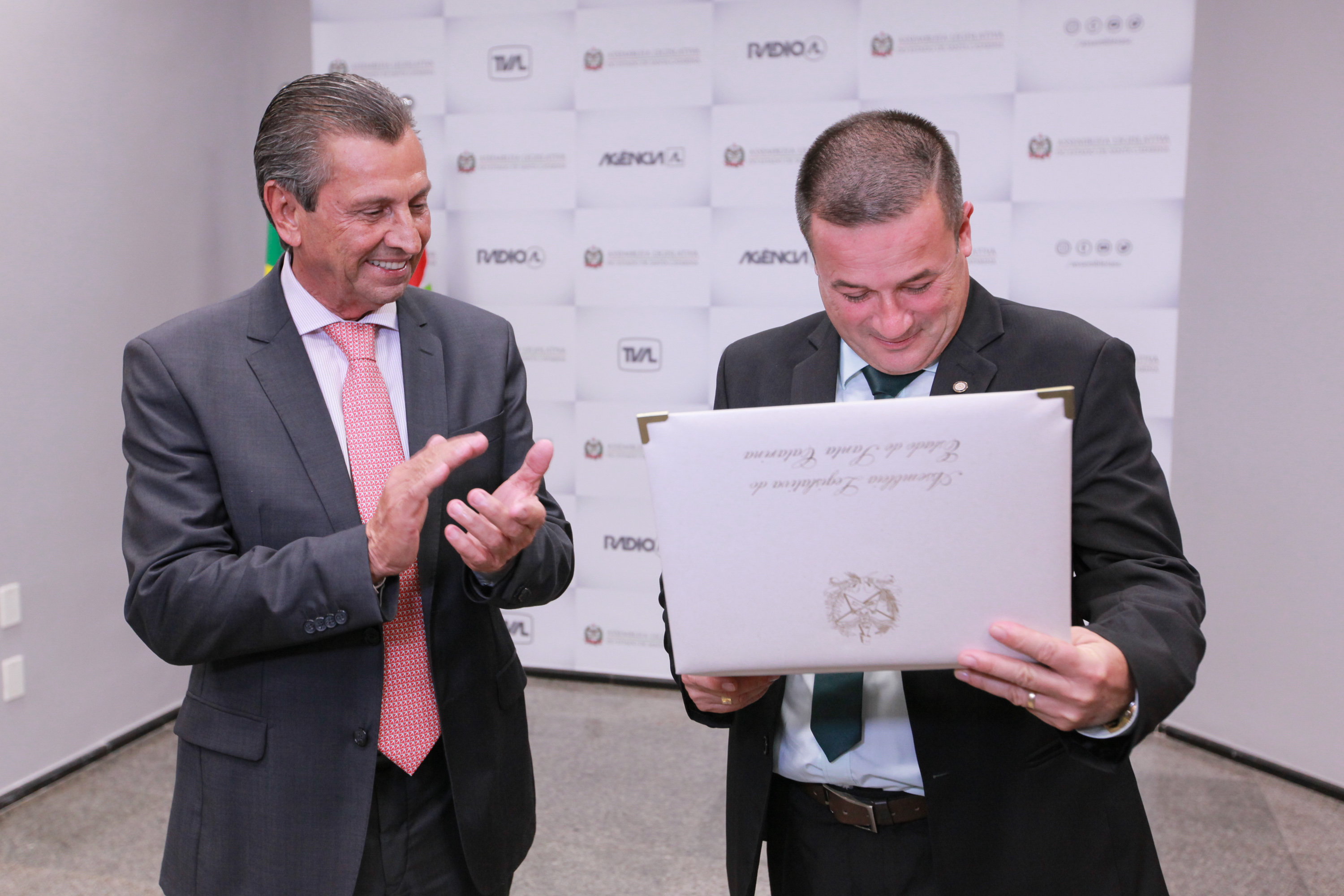 Deputado Julio Garcia entrega homenagem a Diácono Ricardo José de Souza