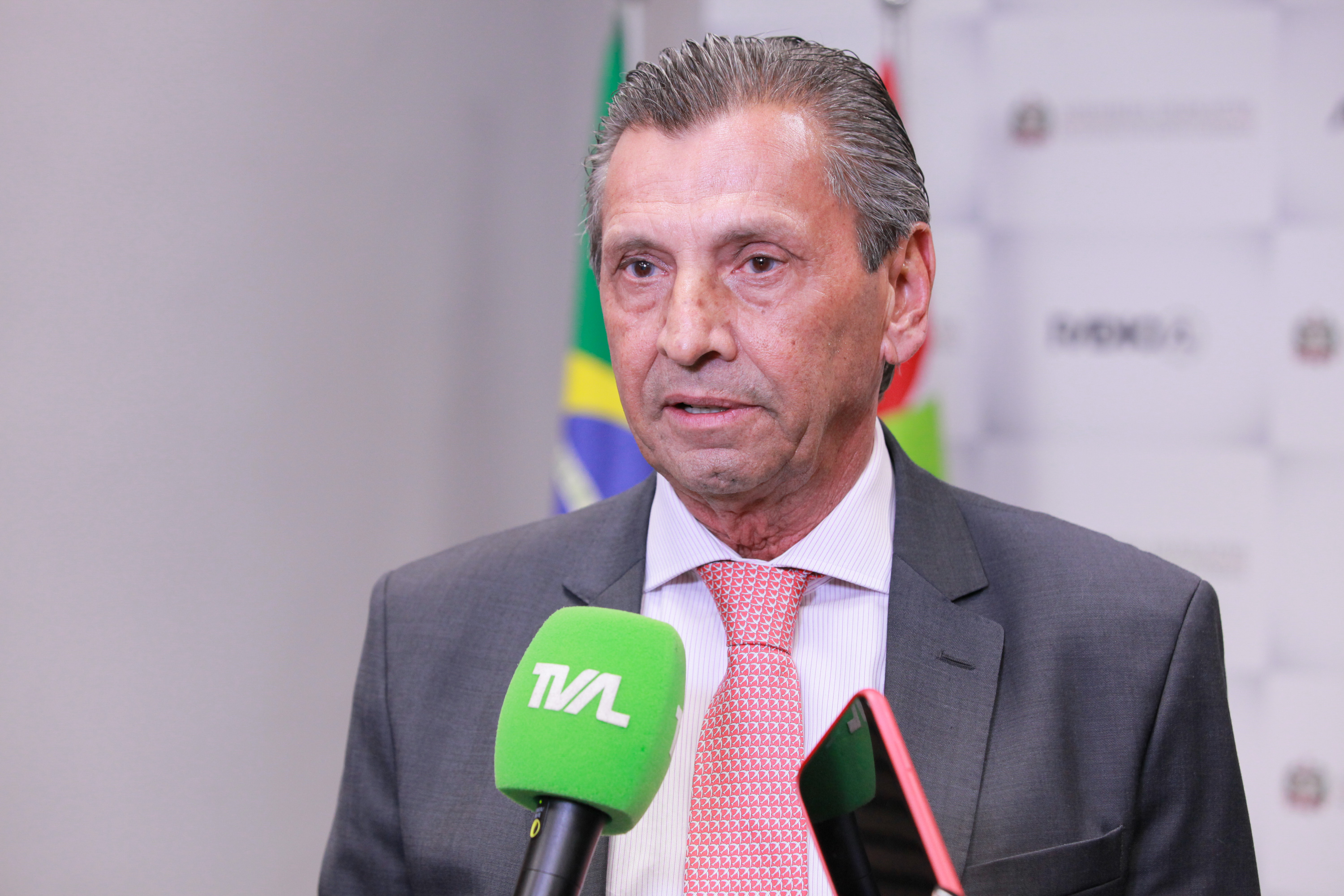 Deputado Julio Garcia entrega homenagem a Diácono Ricardo José de Souza