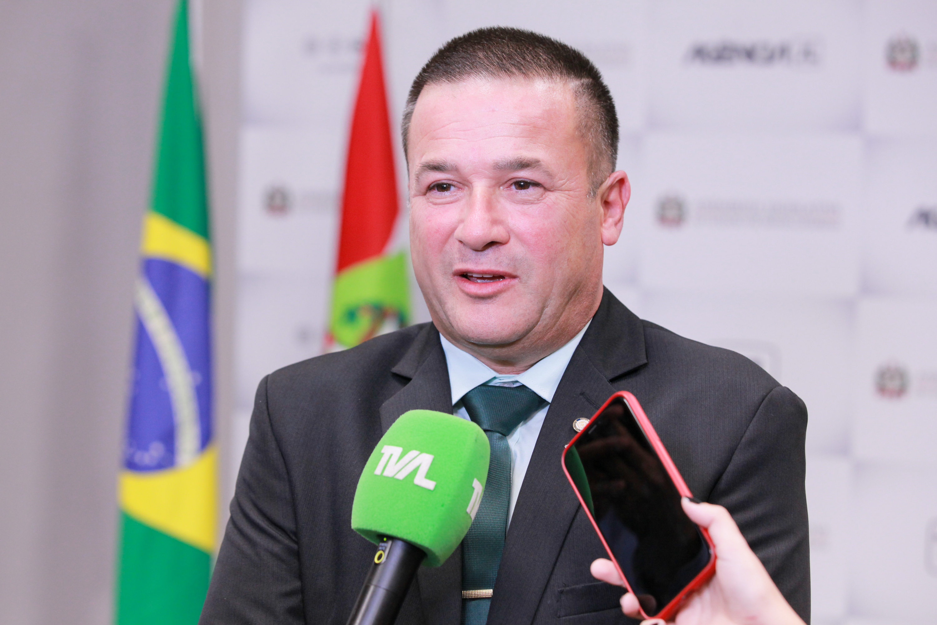 Deputado Julio Garcia entrega homenagem a Diácono Ricardo José de Souza