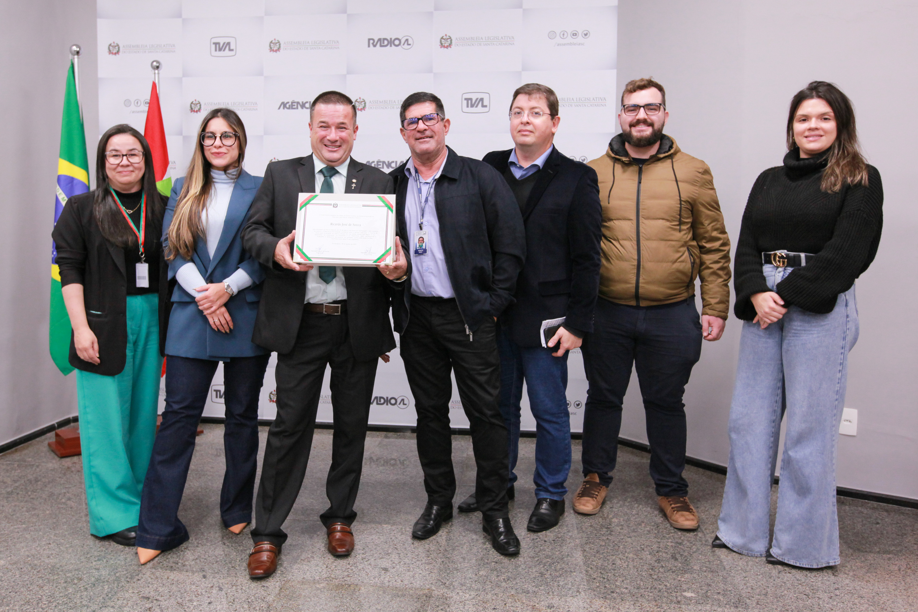 Deputado Julio Garcia entrega homenagem a Diácono Ricardo José de Souza