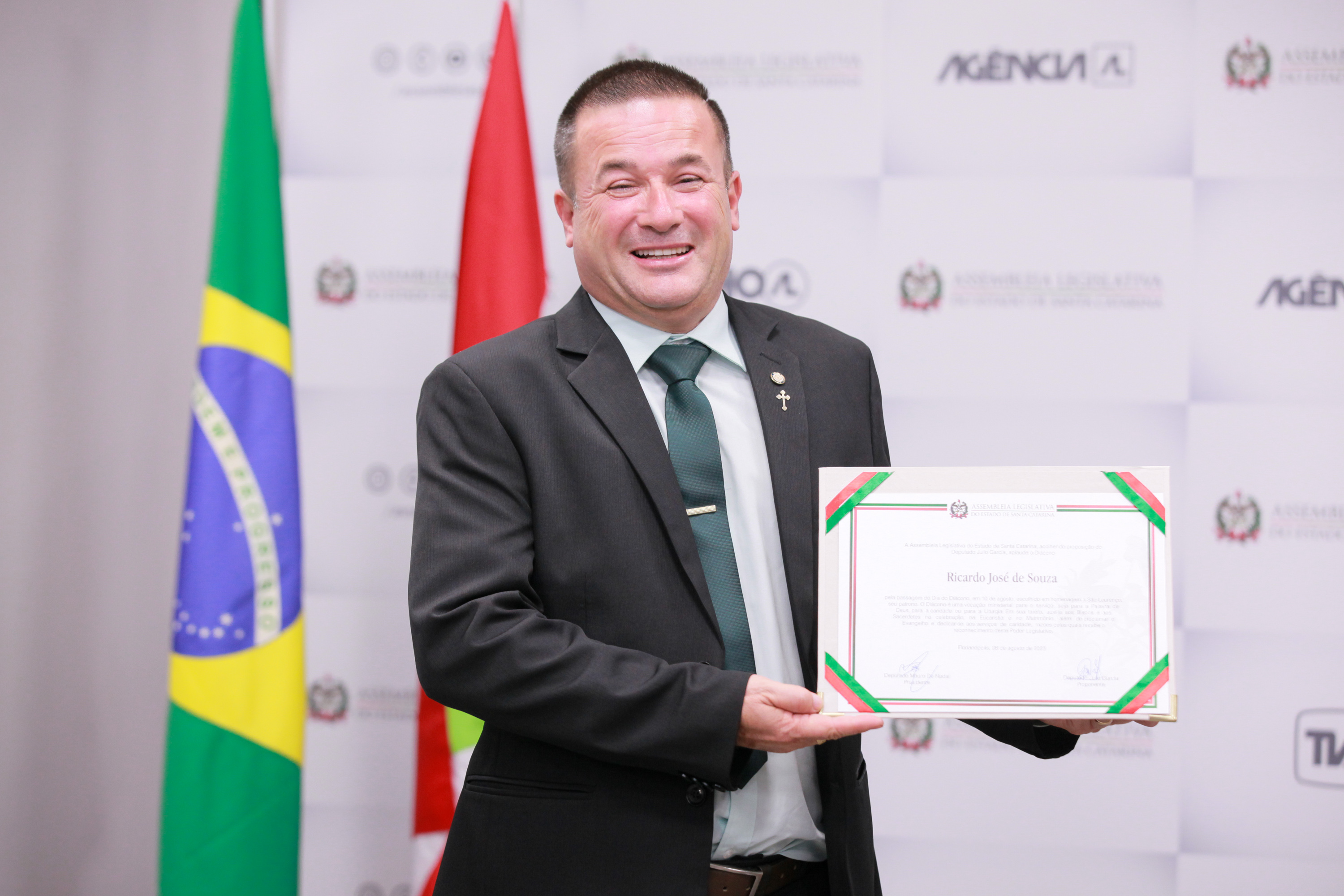 Deputado Julio Garcia entrega homenagem a Diácono Ricardo José de Souza